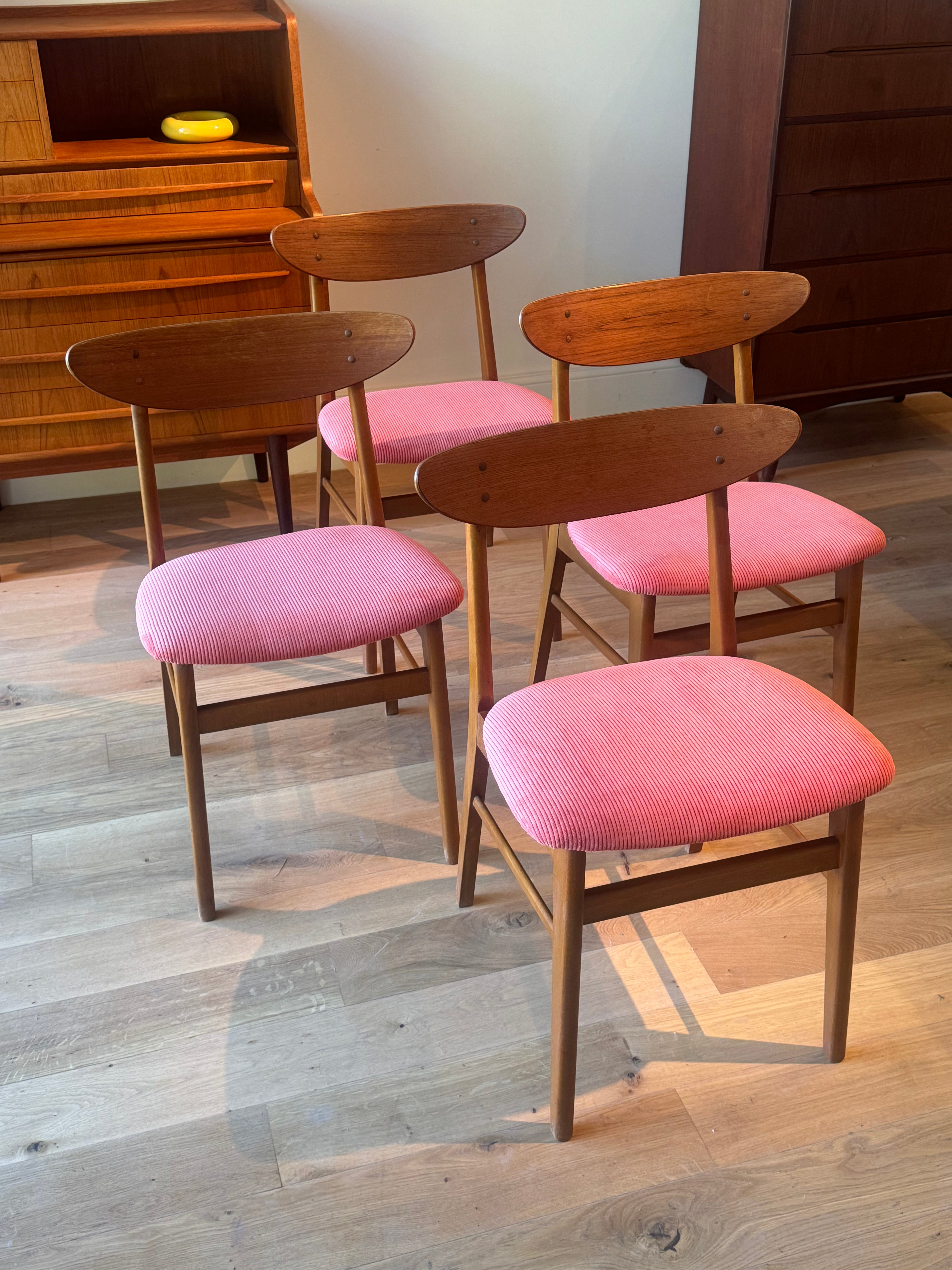 Suite de 4 chaises scandinaves vintage en velours corail (Farstrup 210)