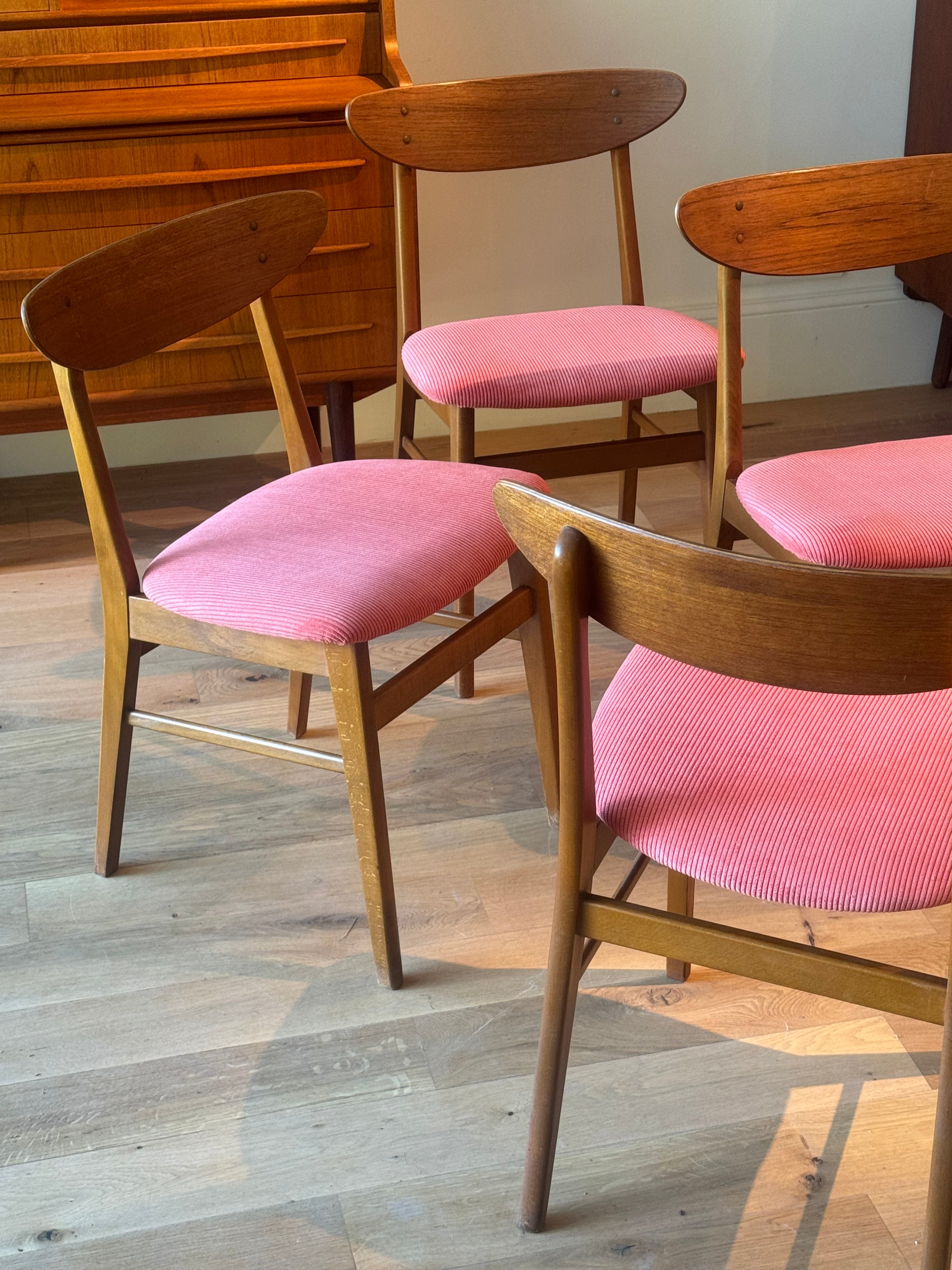 Suite de 4 chaises scandinaves vintage en velours corail (Farstrup 210)