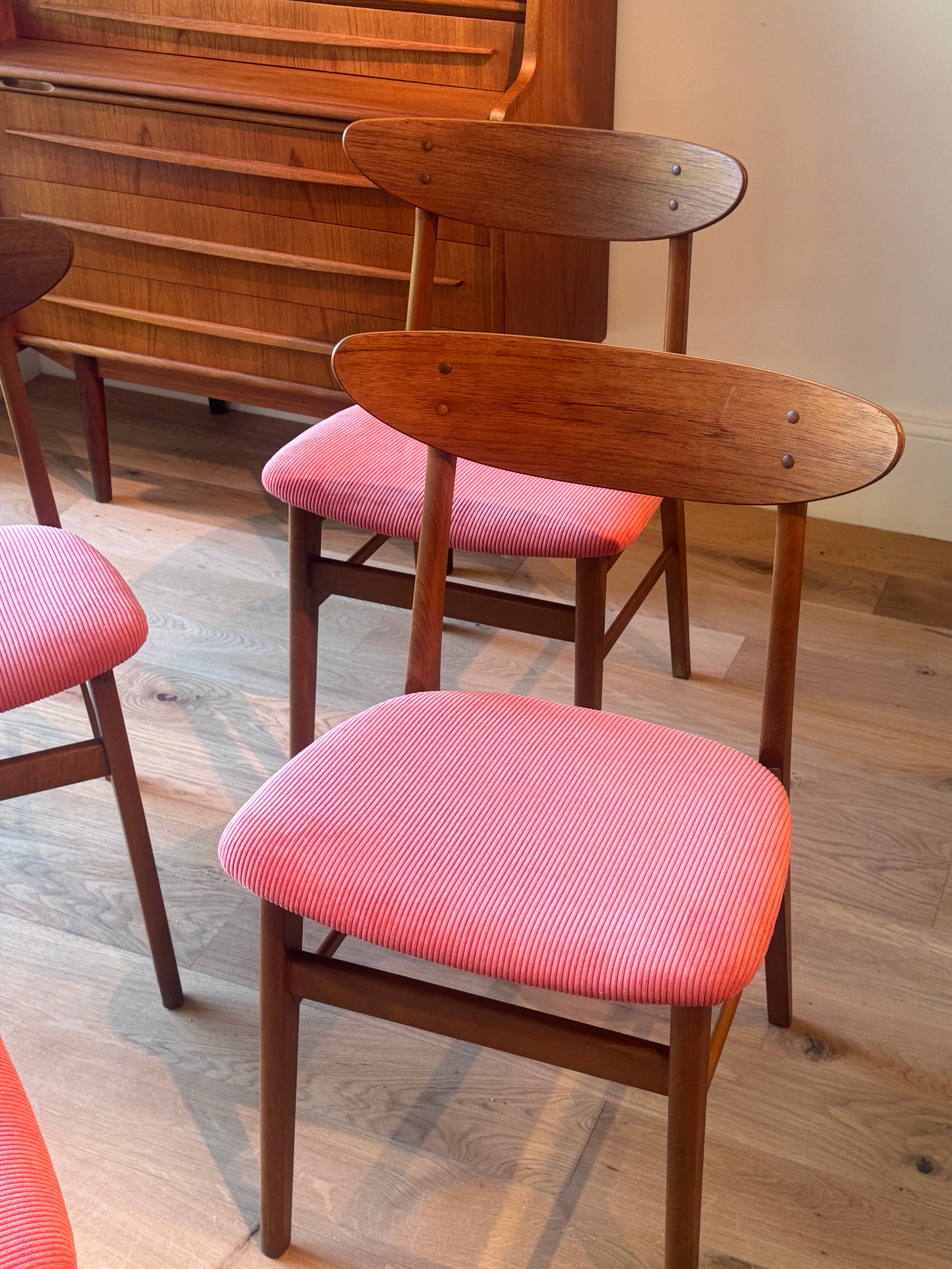 Suite de 4 chaises scandinaves vintage en velours corail (Farstrup 210)