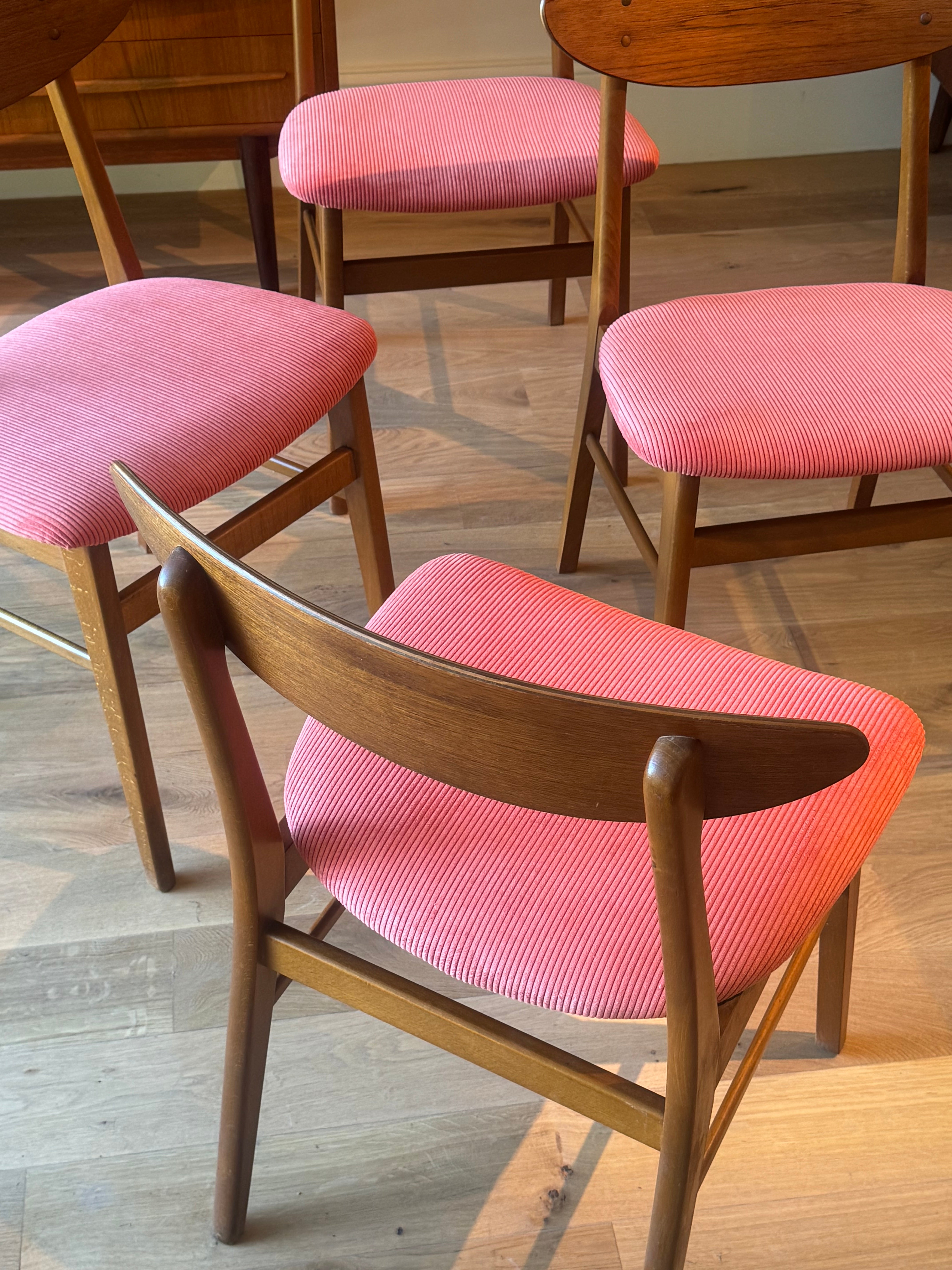 Suite de 4 chaises scandinaves vintage en velours corail (Farstrup 210)