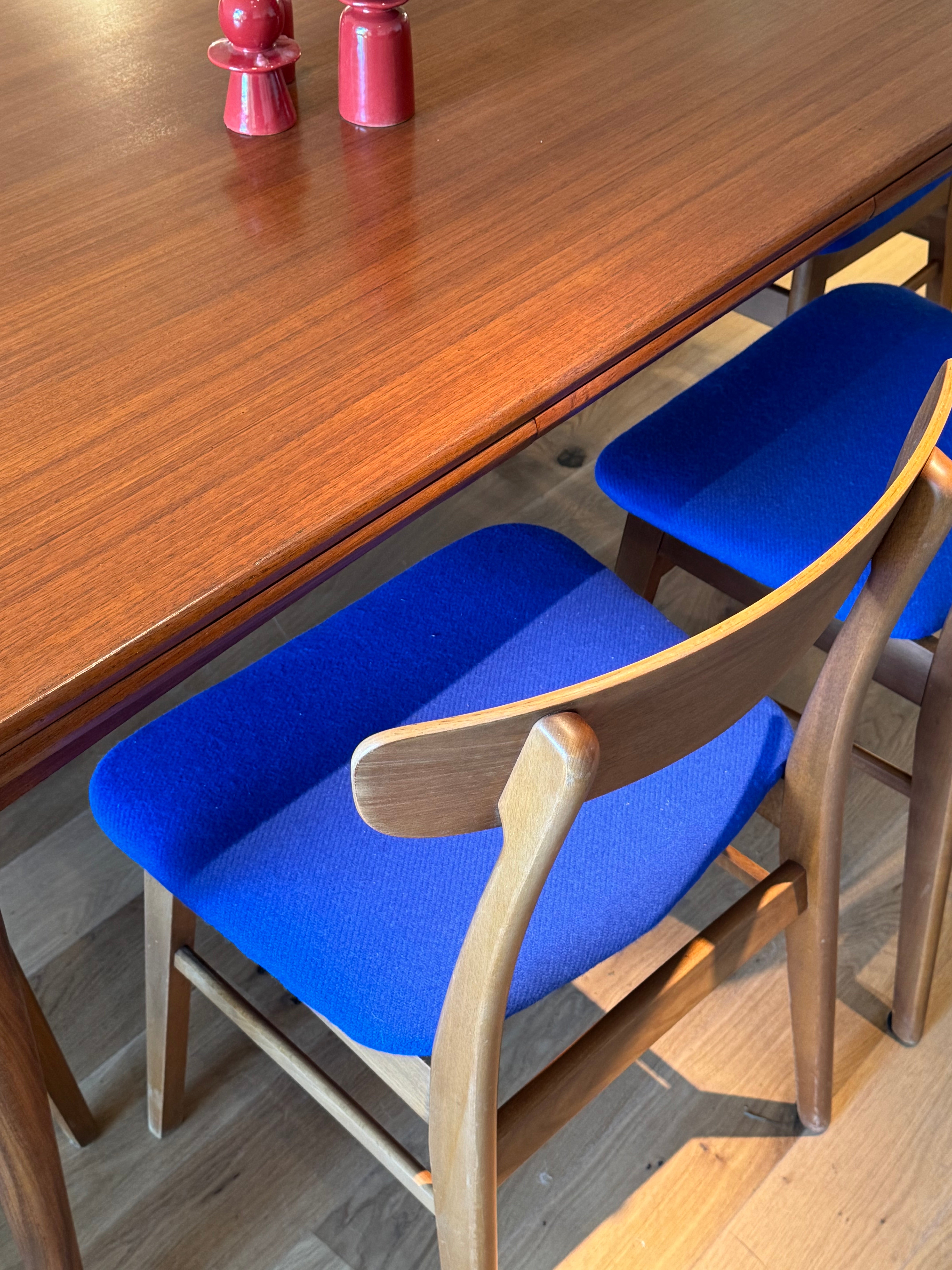 Suite de 6 chaises scandinaves vintage Greta en lainage bleu éléctrique