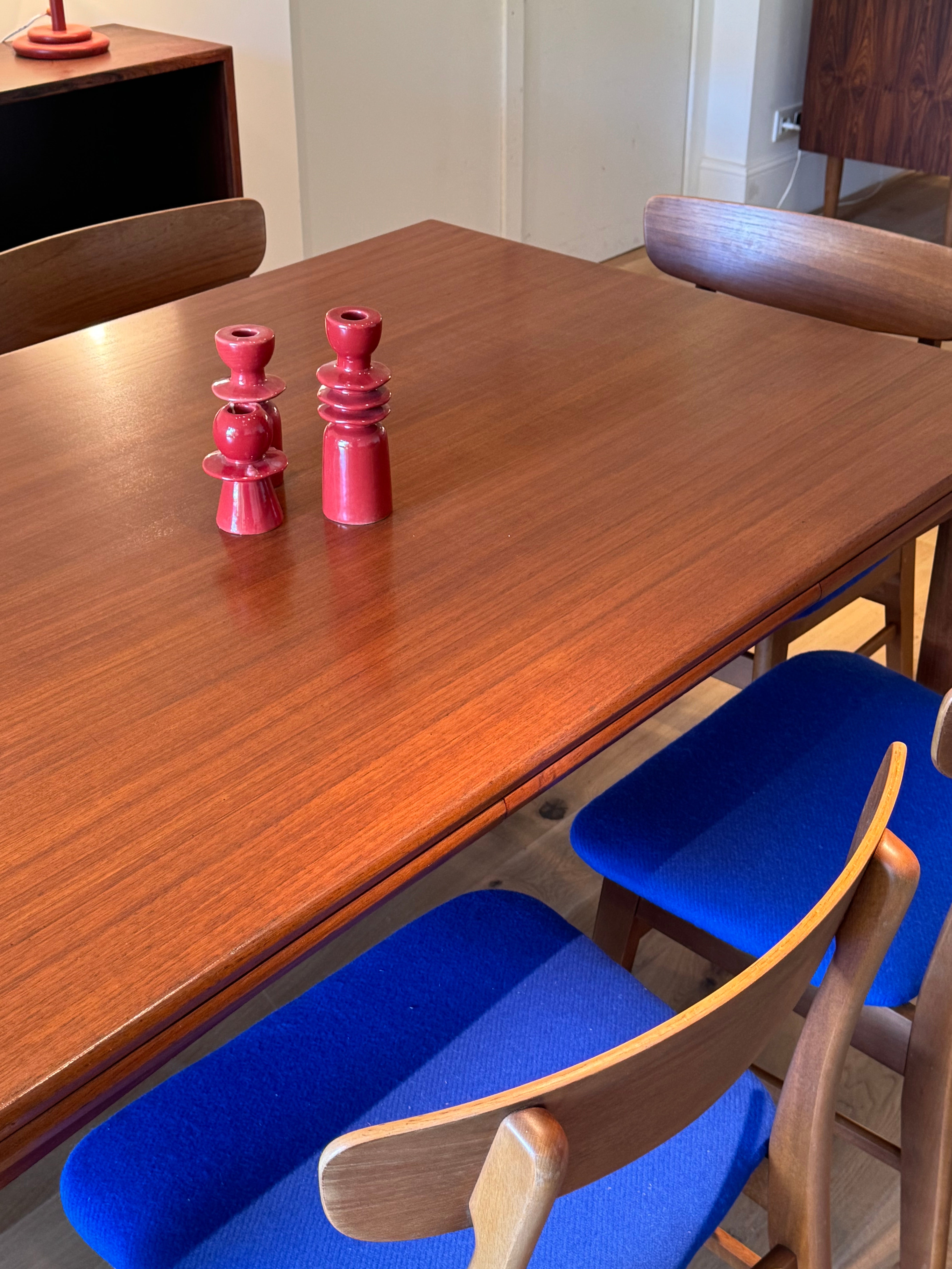 Suite de 6 chaises scandinaves vintage Greta en lainage bleu éléctrique