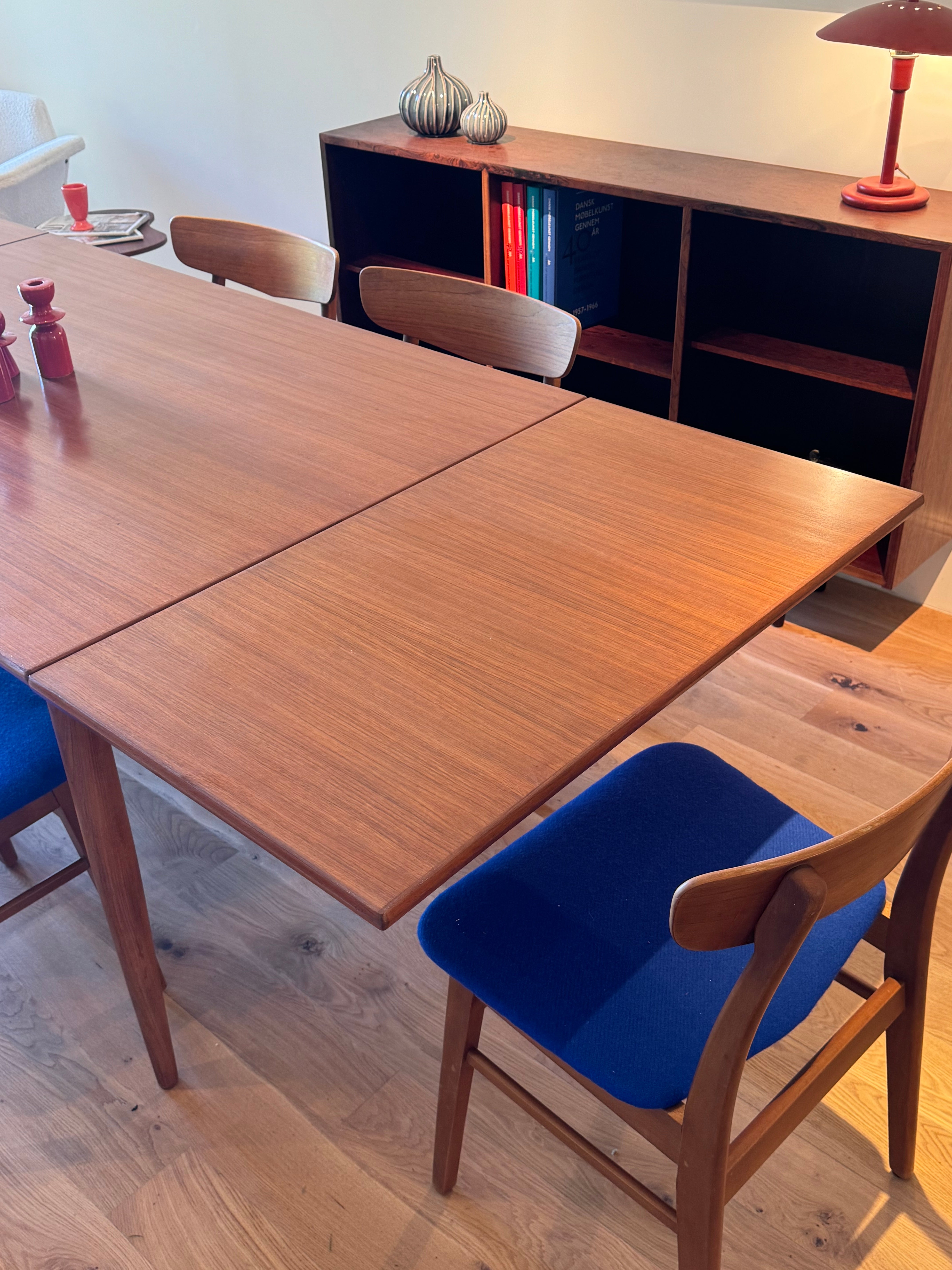 Suite de 6 chaises scandinaves vintage Greta en lainage bleu éléctrique