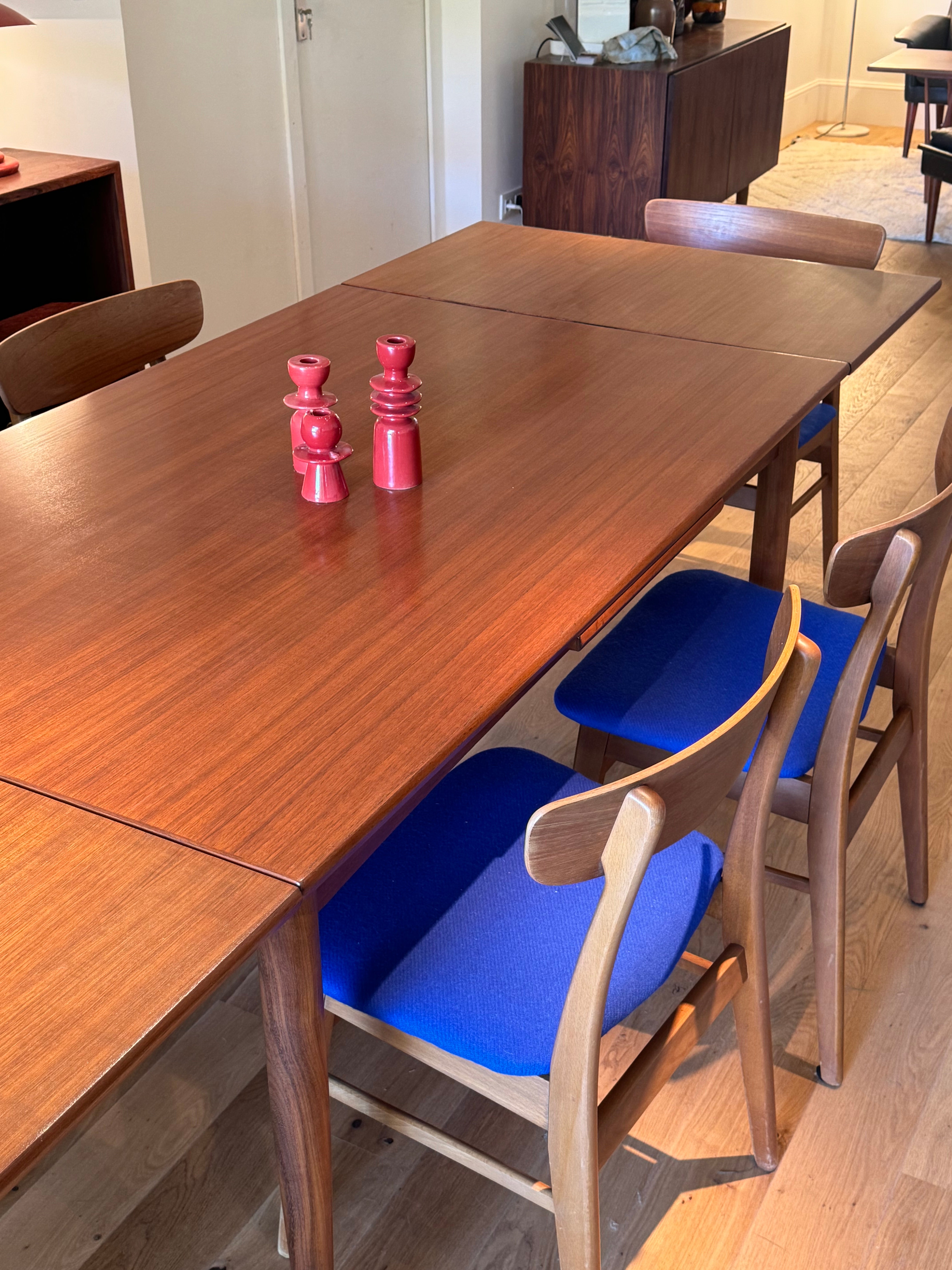 Suite de 6 chaises scandinaves vintage Greta en lainage bleu éléctrique