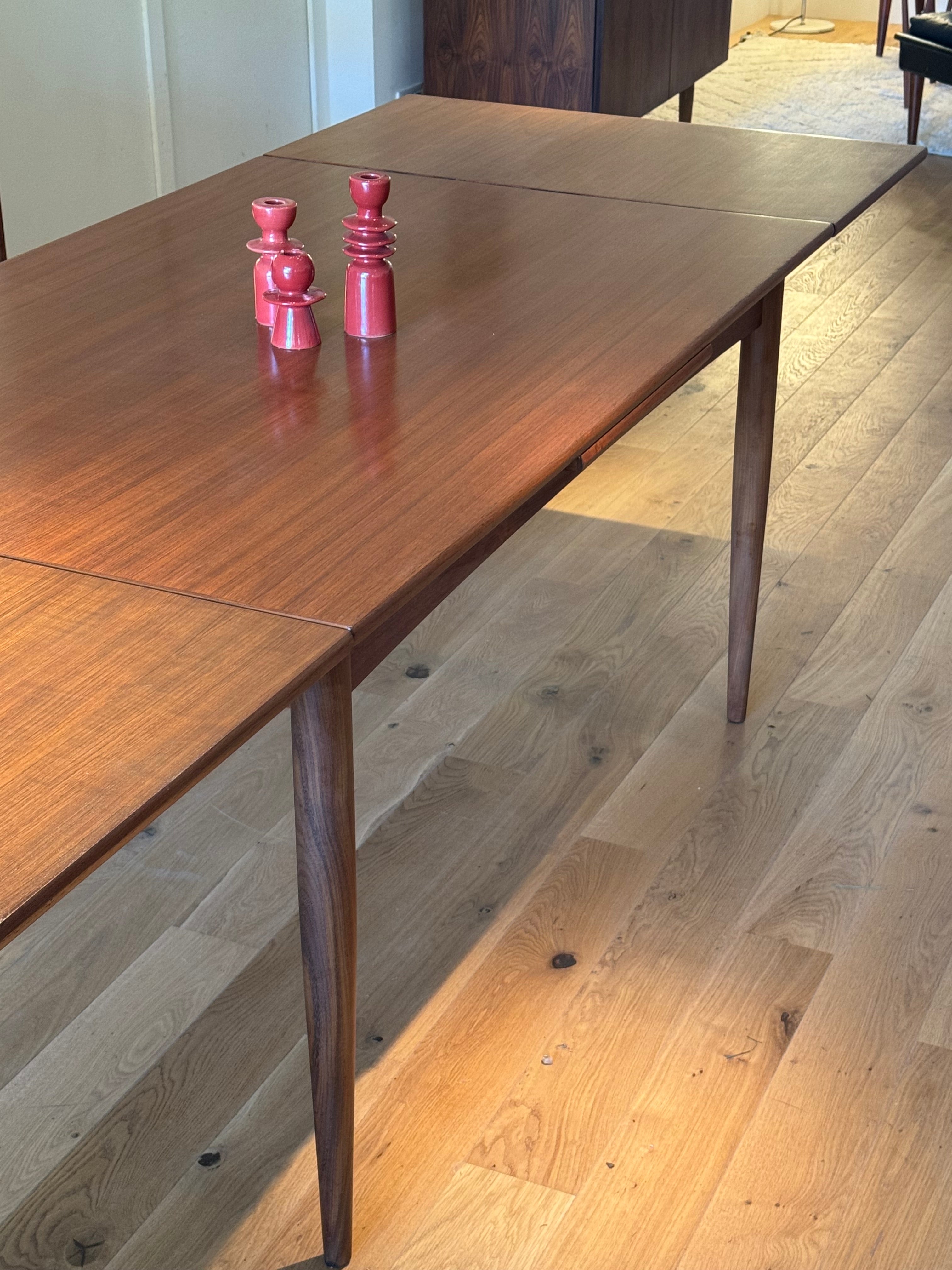 Table de salle à manger scandinave vintage extensible en teck "Fiella"