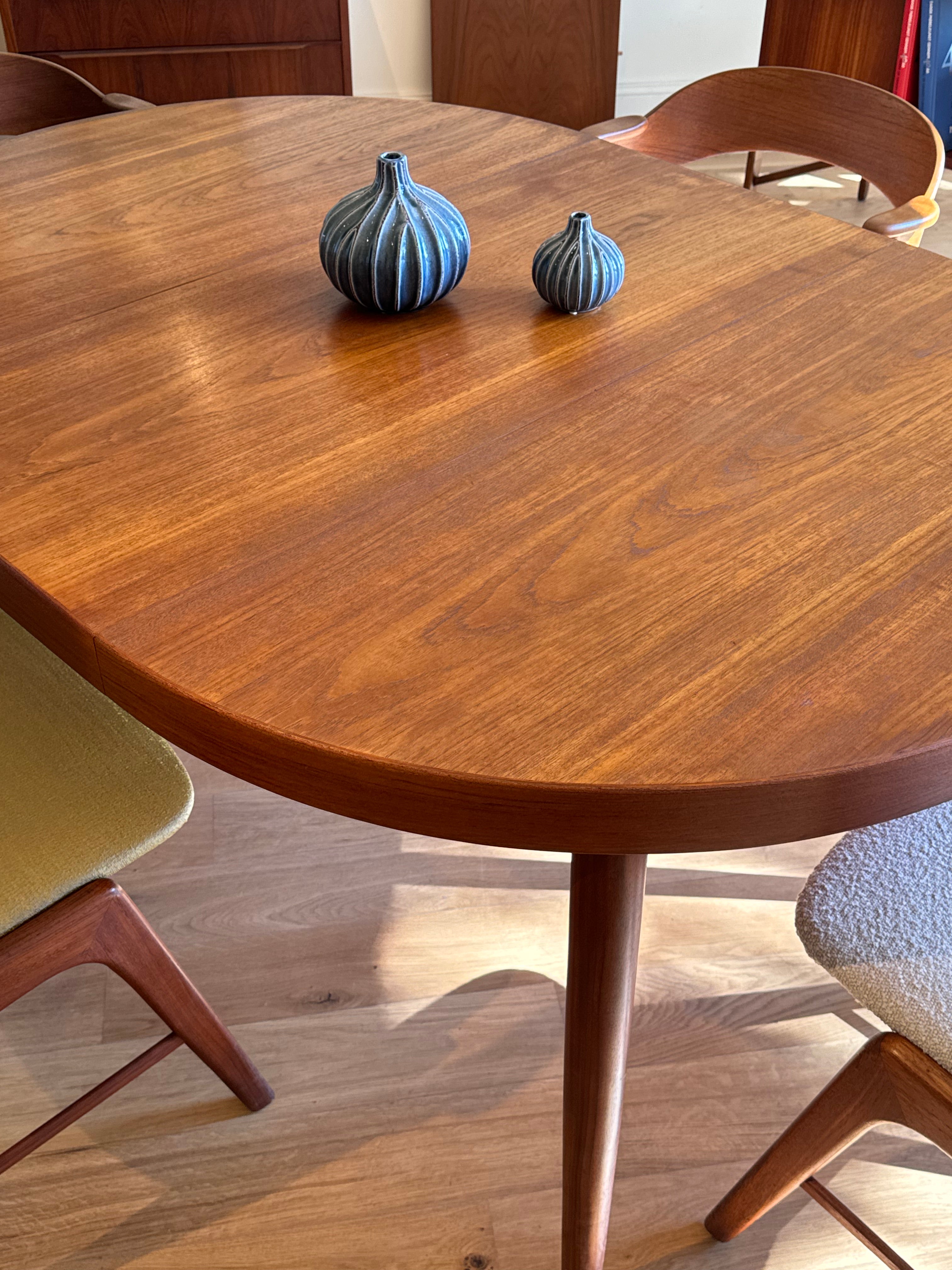 Table ronde de salle à manger extensible scandinave vintage en teck "Lisa"