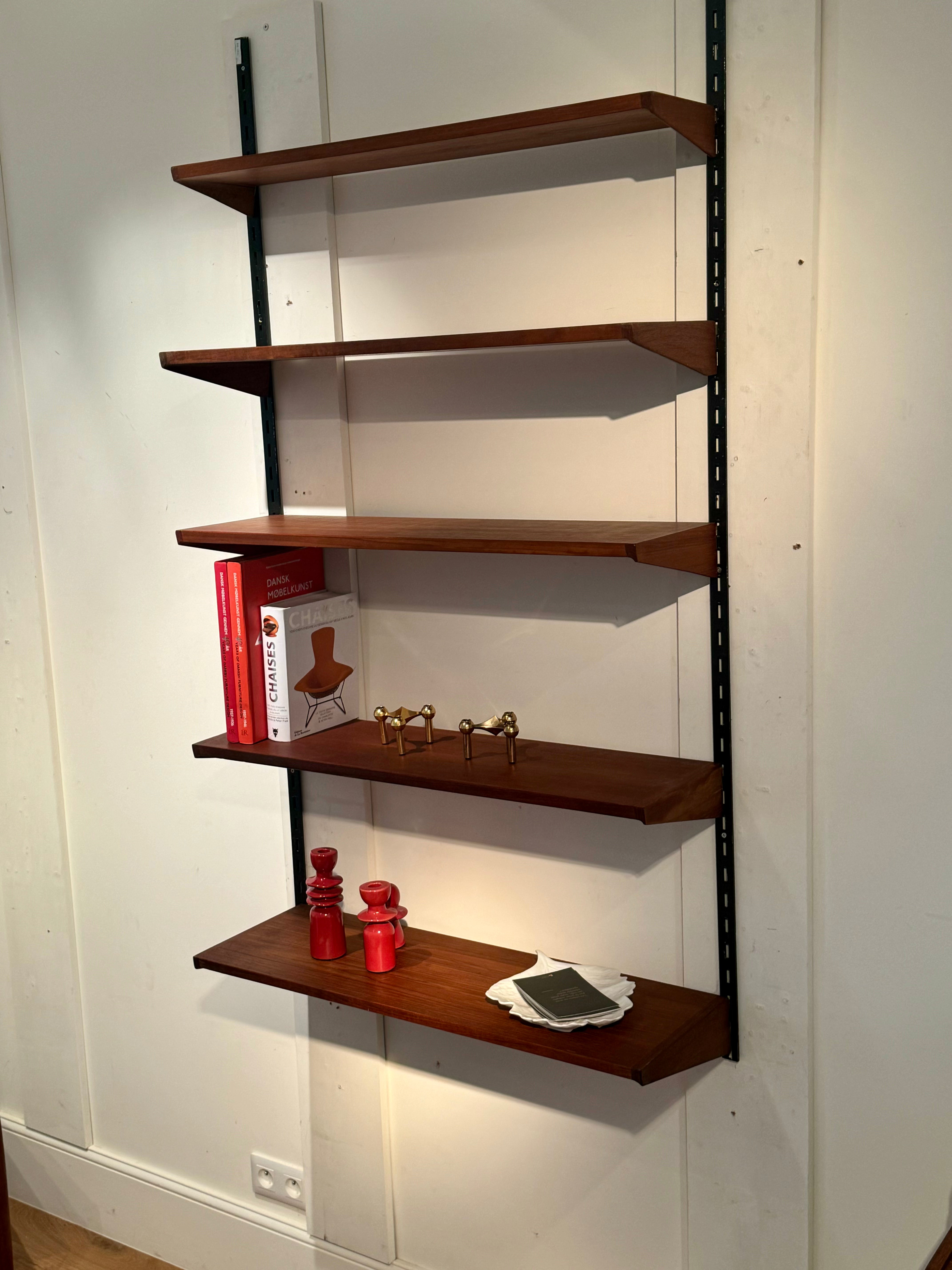 Bibliothèque murale scandinave vintage Kai Kristiansen de FM Møbler (5 étagères)