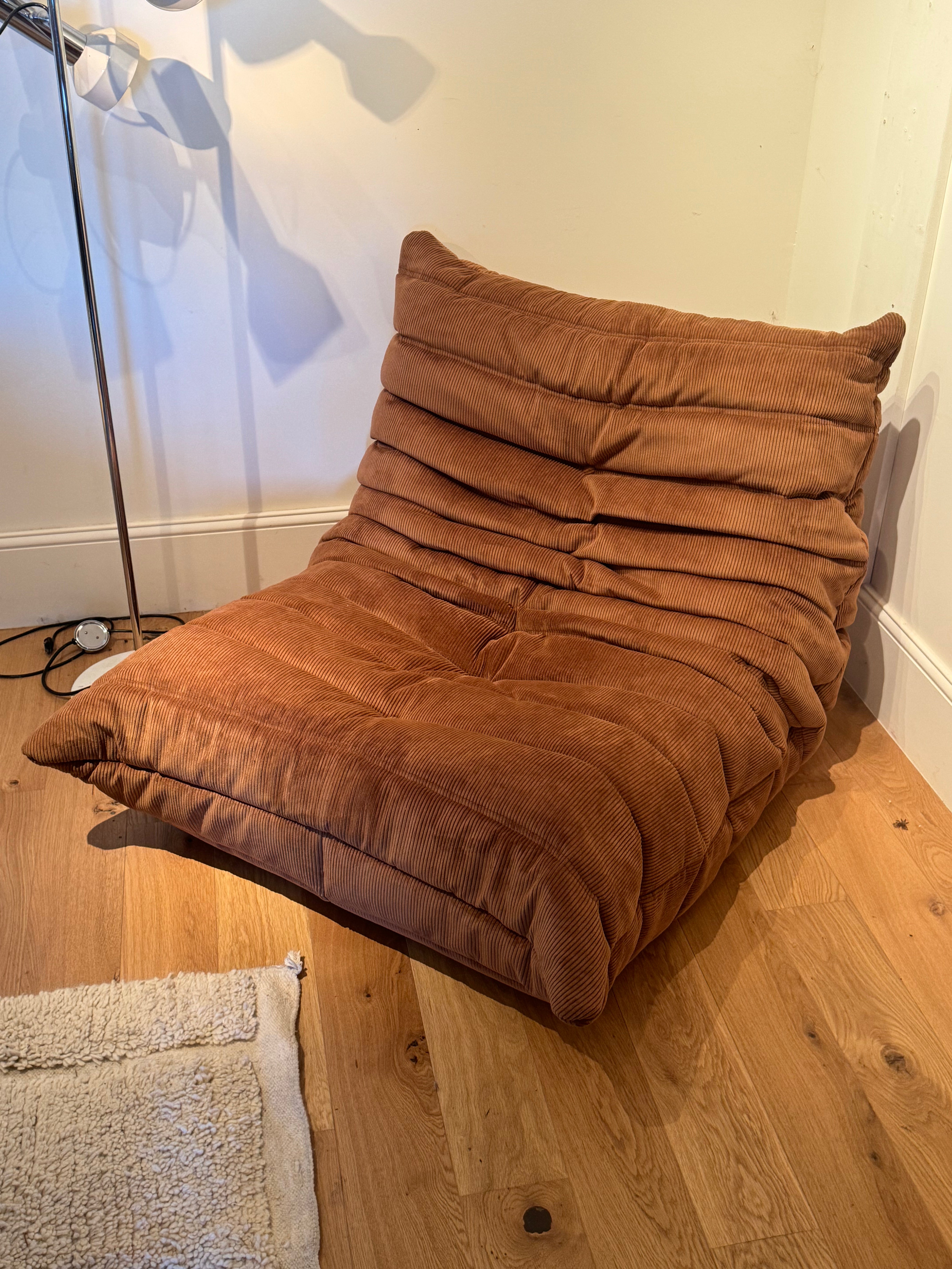 Togo vintage 1 place en velours côtelé chocolat par Michel Ducaroy pour Ligne Roset