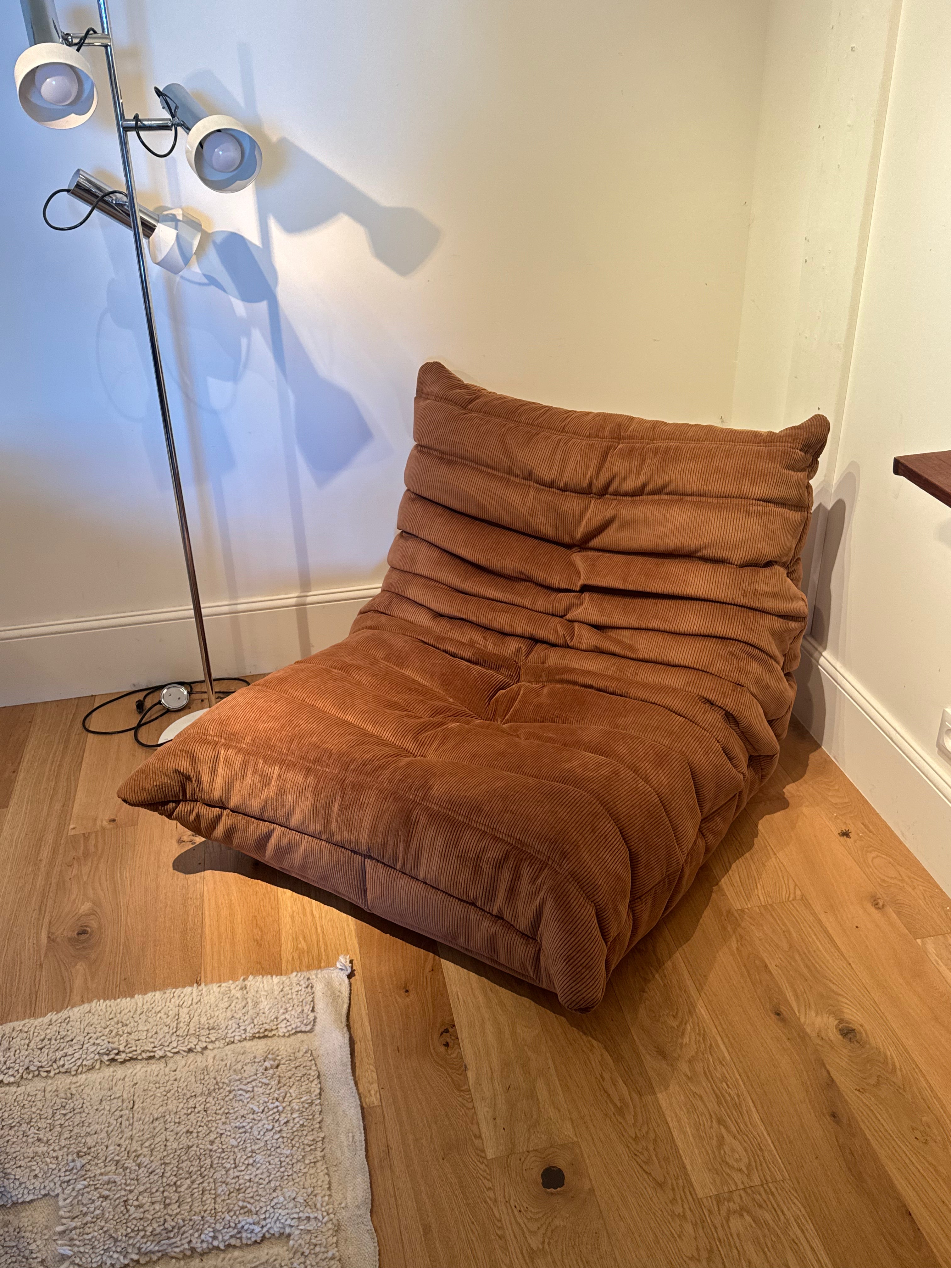 Togo vintage 1 place en velours côtelé chocolat par Michel Ducaroy pour Ligne Roset