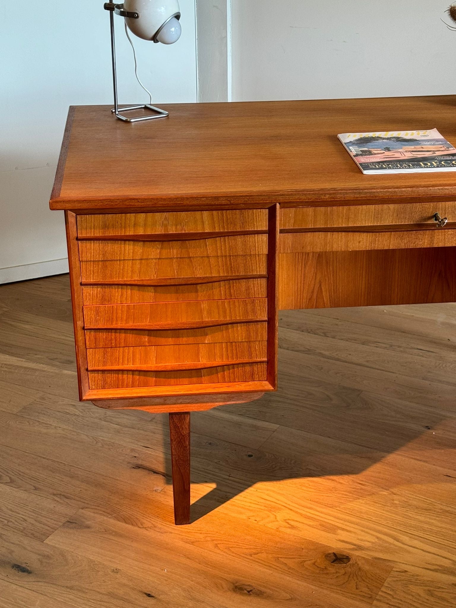 Bureau scandinave vintage en chêne doré "Karl"