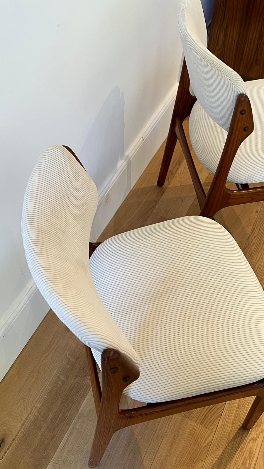 Paire de chaises scandinaves vintage Erik Buch modèle 49 en velours crème