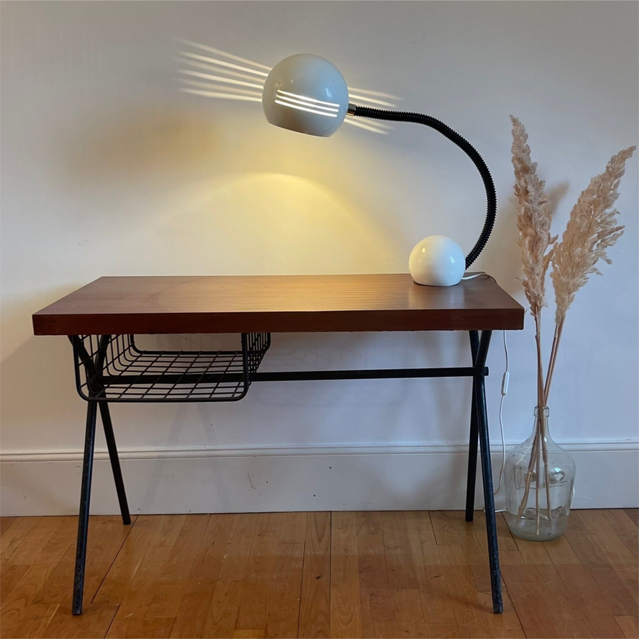 Lampe de bureau vintage dans le goût d’Isao Hosoe.