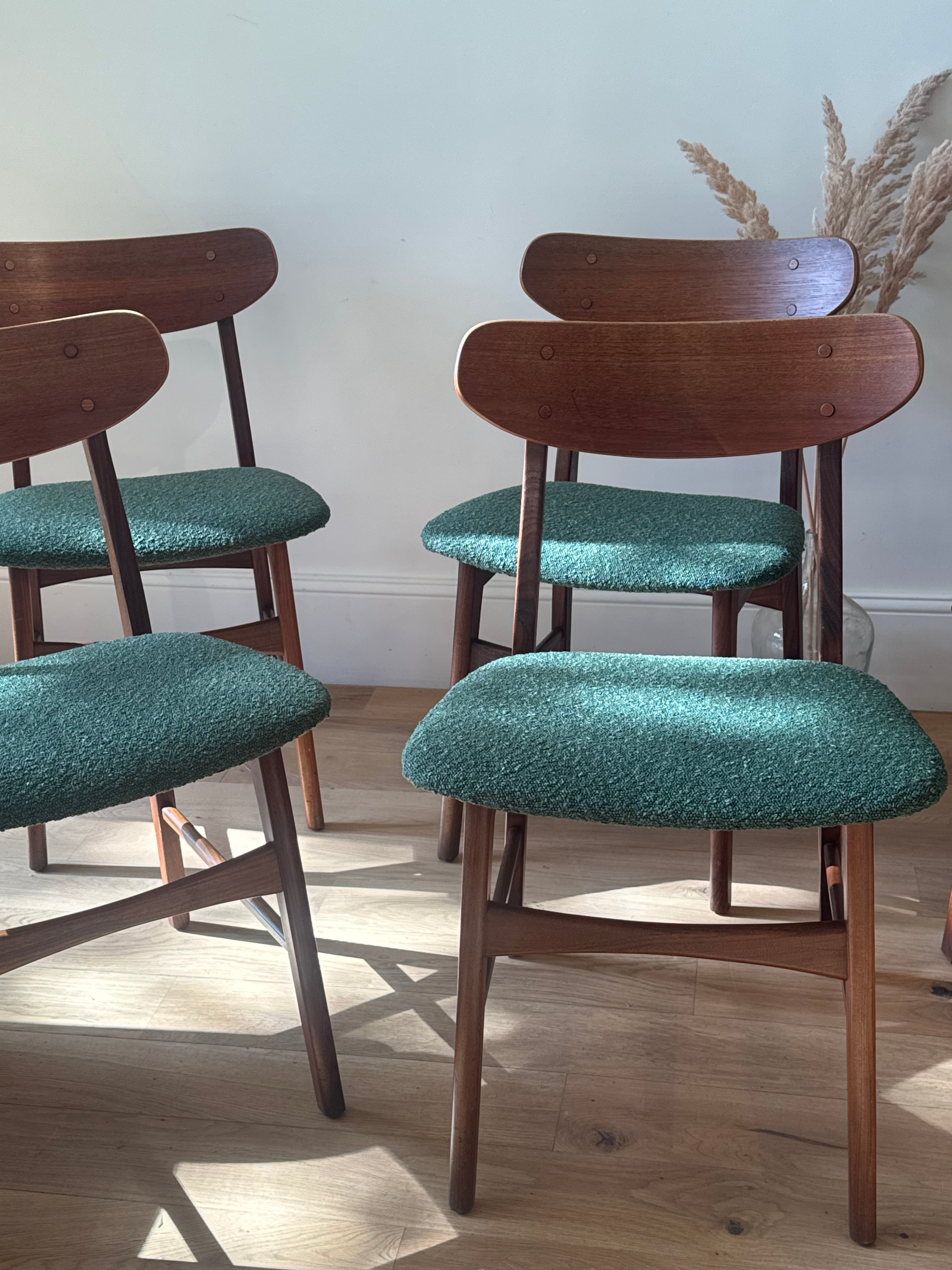 Suite de 4 chaises scandinaves en teck – Modèle « Vagn » – Années 60