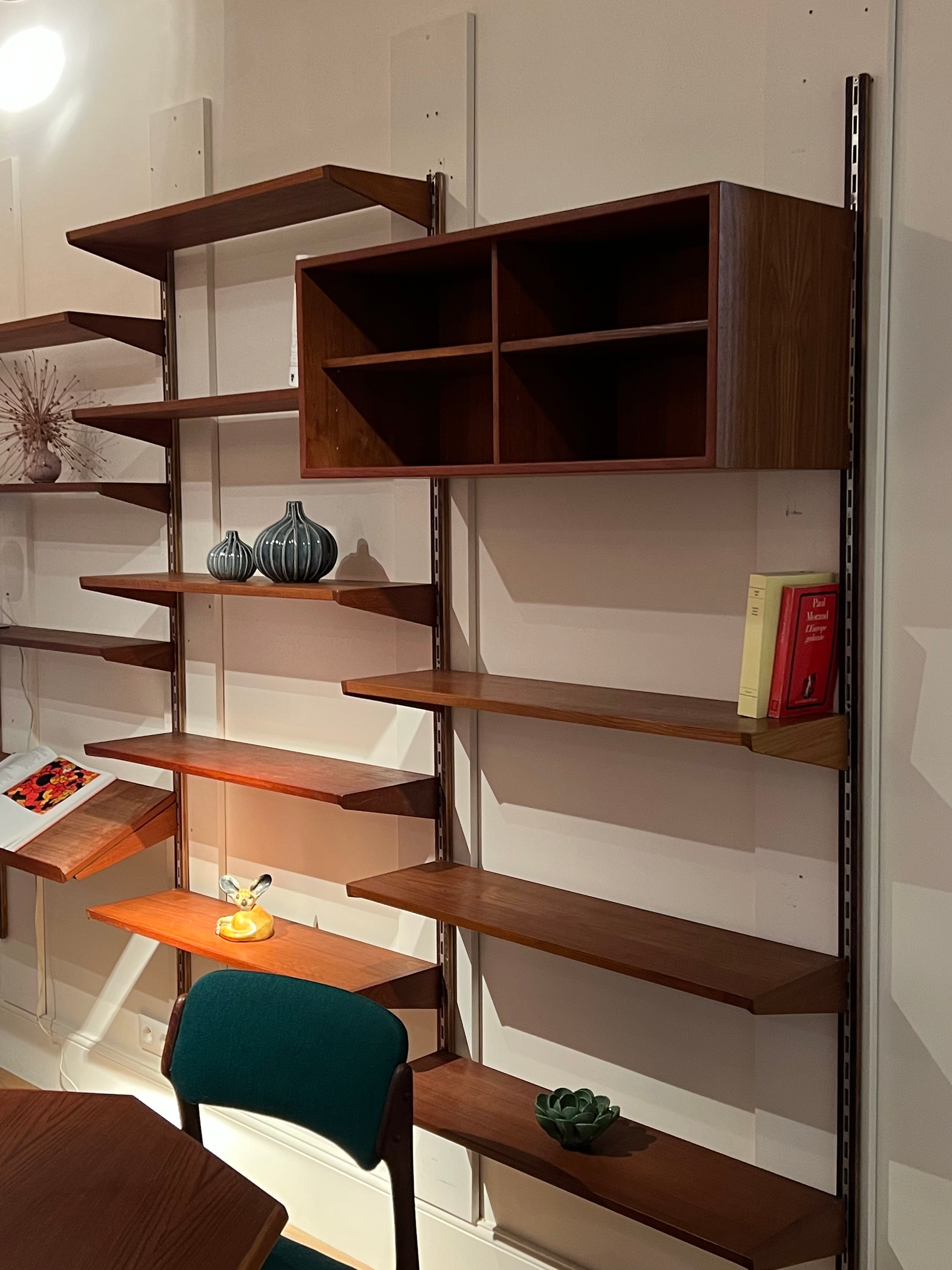 Bibliothèque suspendue scandinave vintage en teck du designer Kai Kristiansen pour FM Mobler