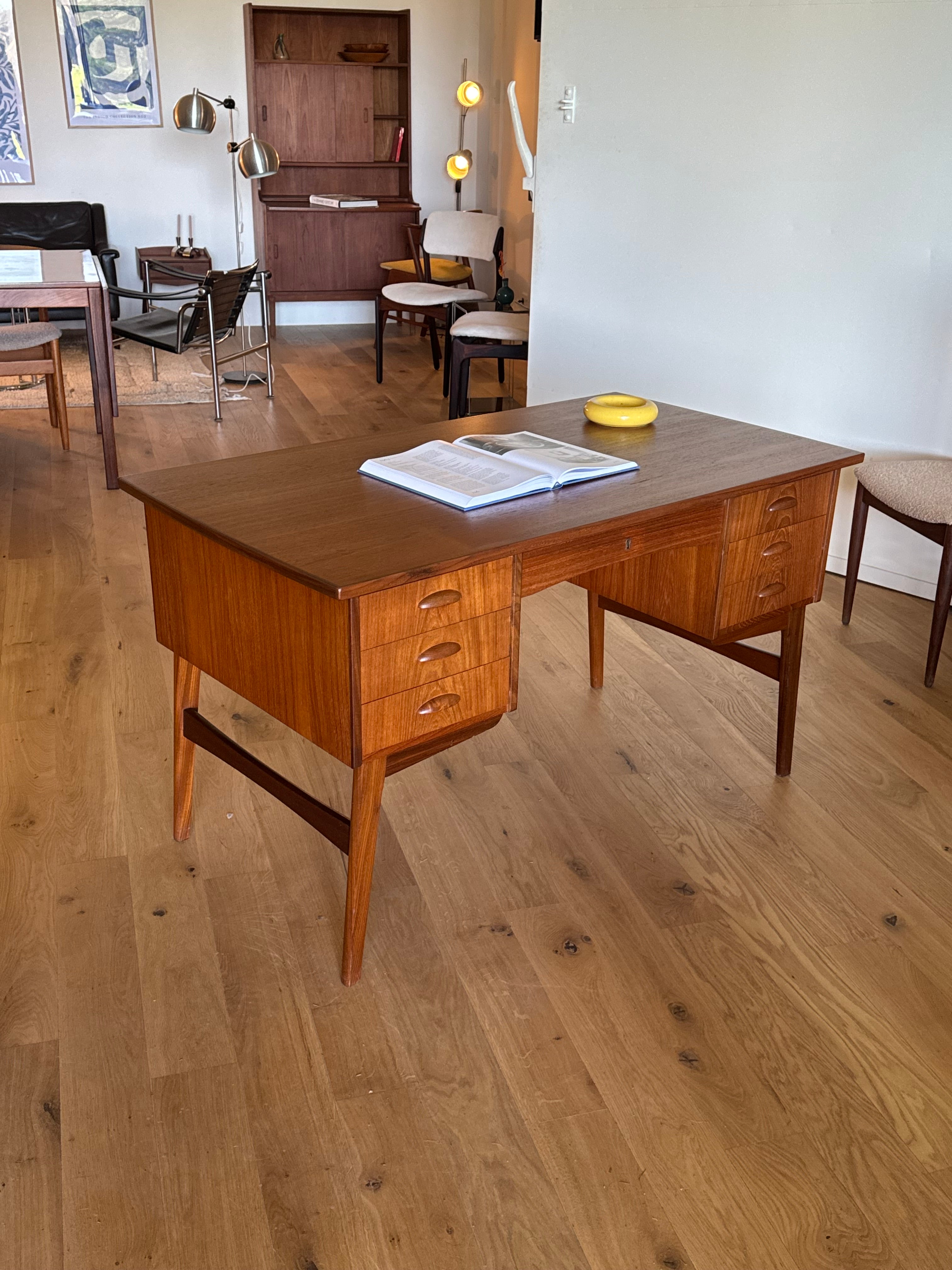 Bureau scandinave vintage double face en teck "Poul"