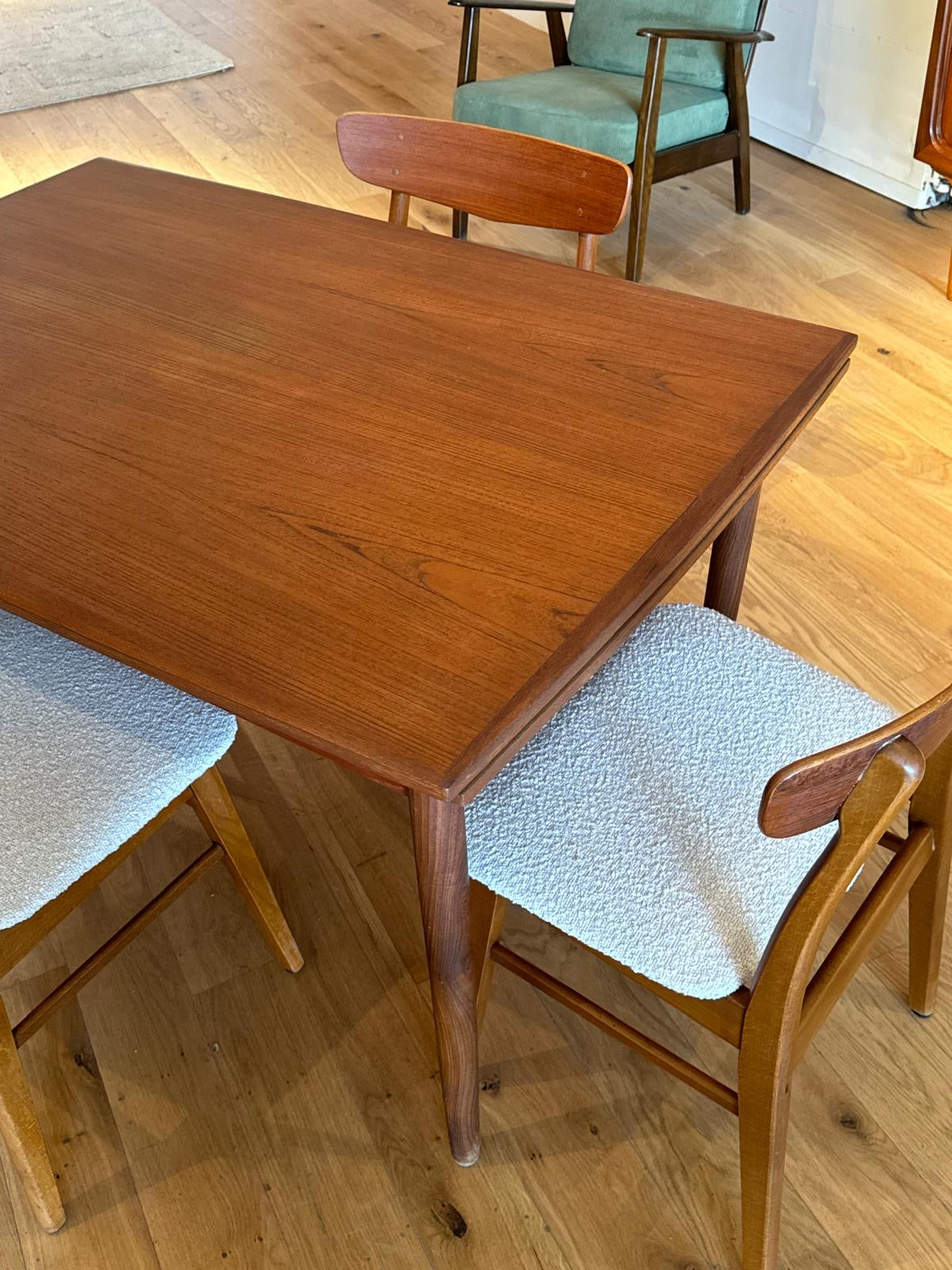 Table scandinave vintage en teck ""Mille"