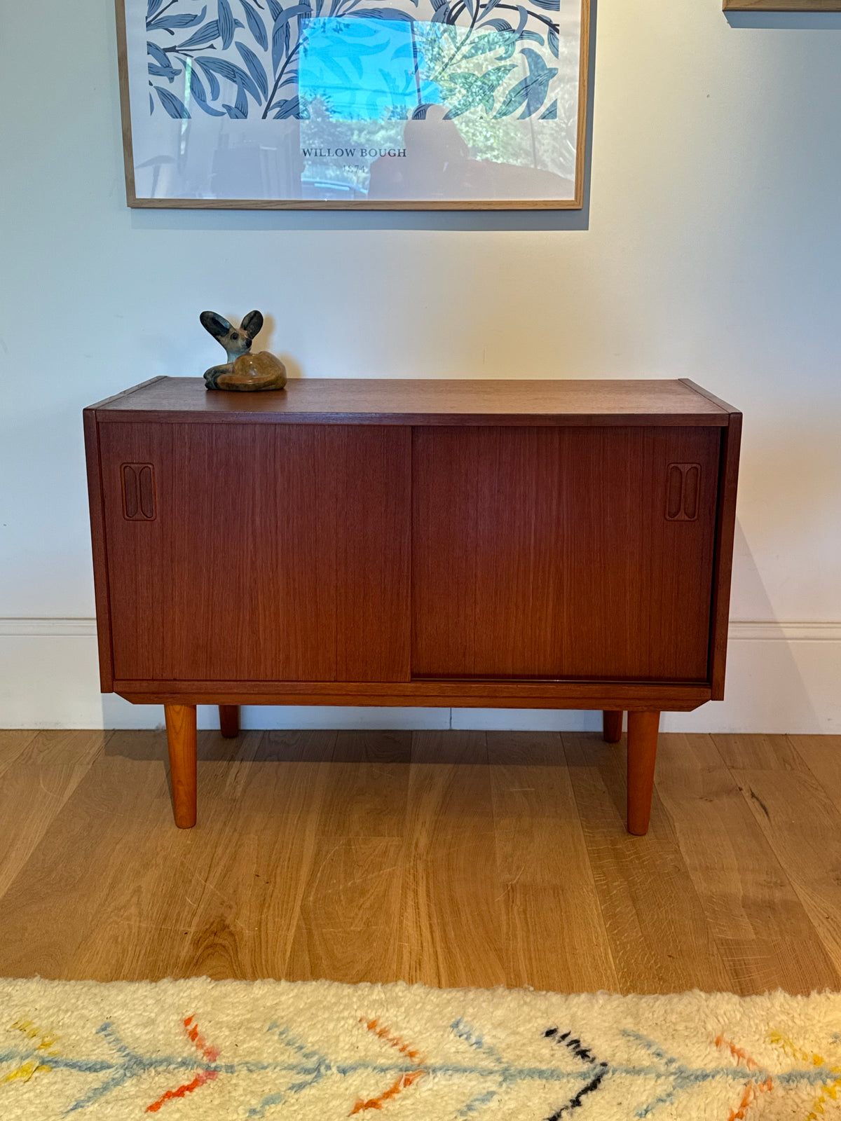 Petit buffet scandinave vintage en teck "Lauge"