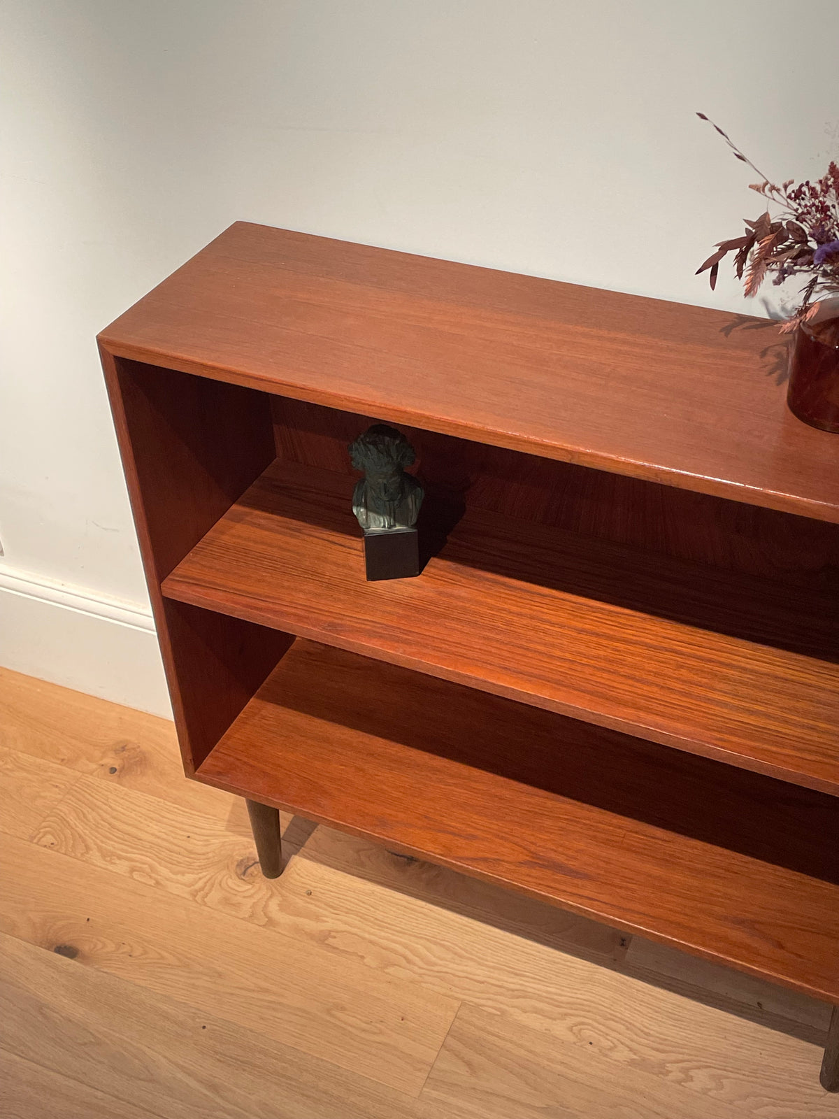 Bibliothèque basse scandinave vintage en teck « Sigrid »
