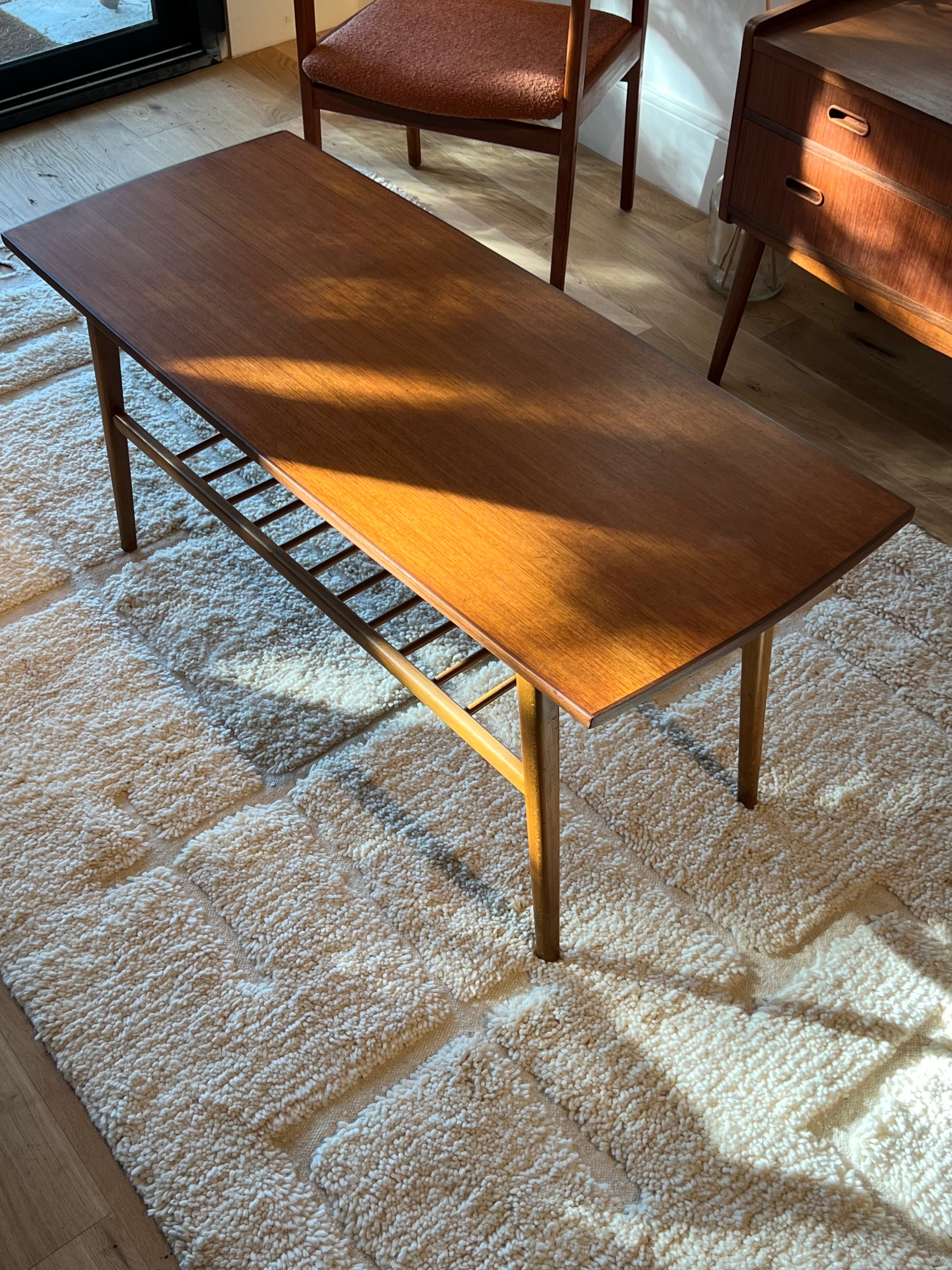 Table basse scandinave vintage en teck avec étagère "Ingrid"