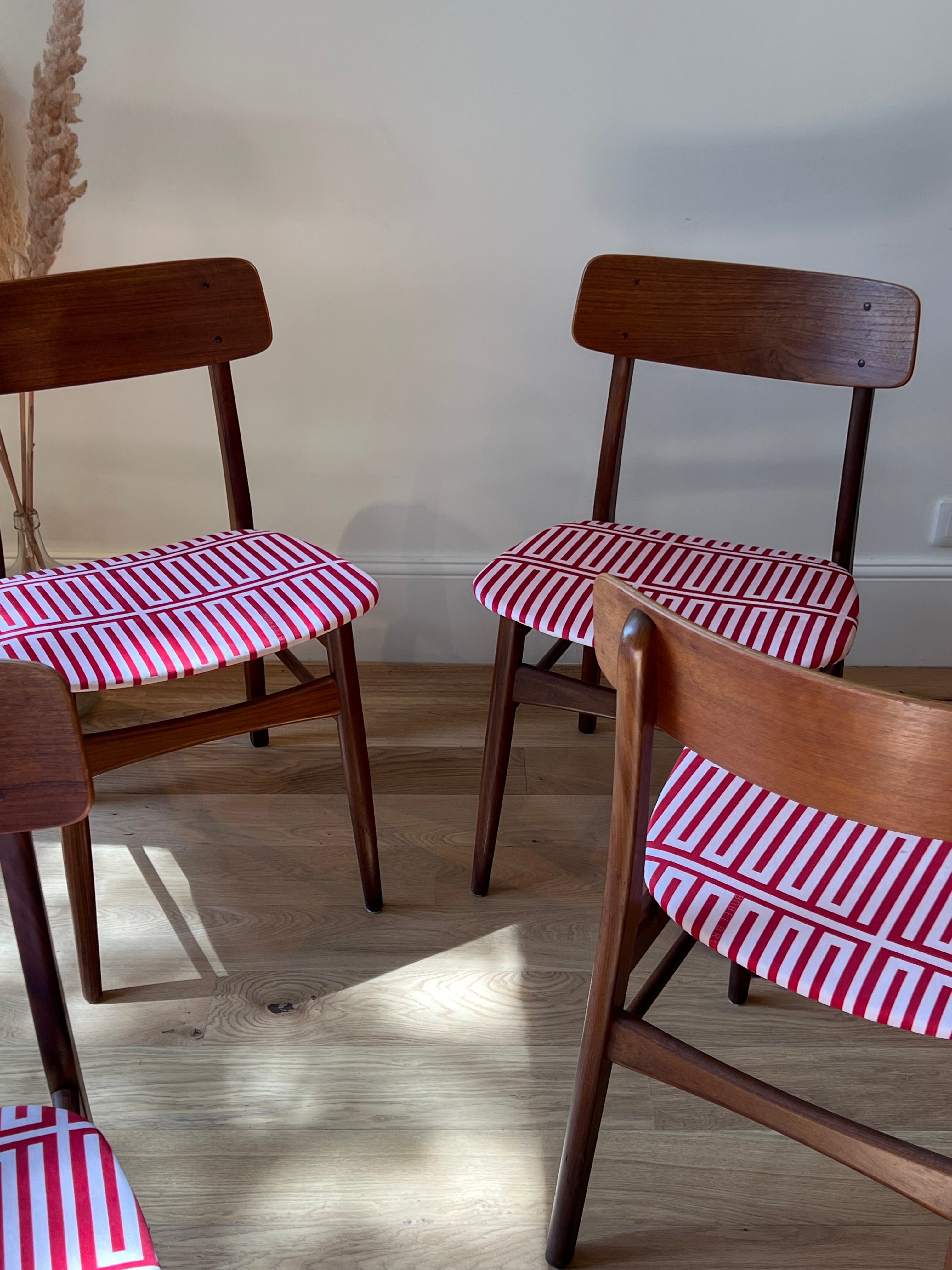 Suite de 4 chaises scandinaves « Willow » – Tissu Babel Brune