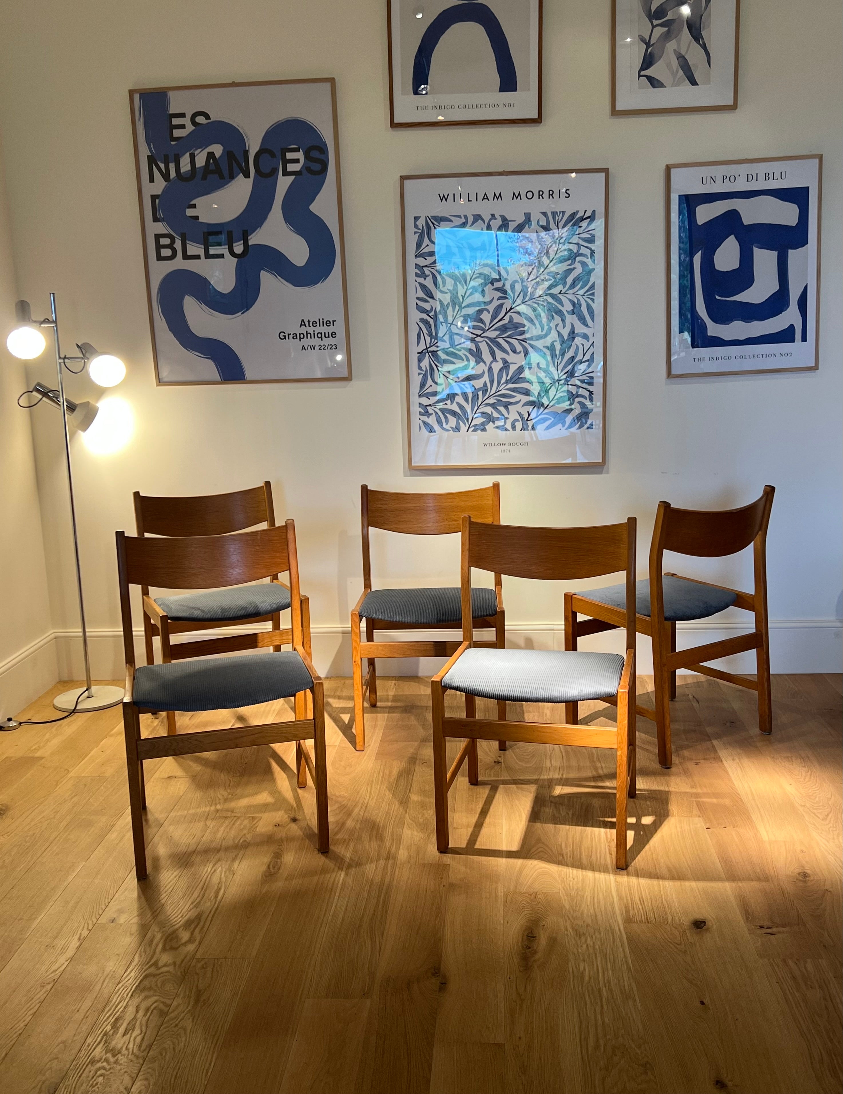 Chaise vintage en chêne retapissée en velours côtelé bleu gris (5 chaises disponibles)