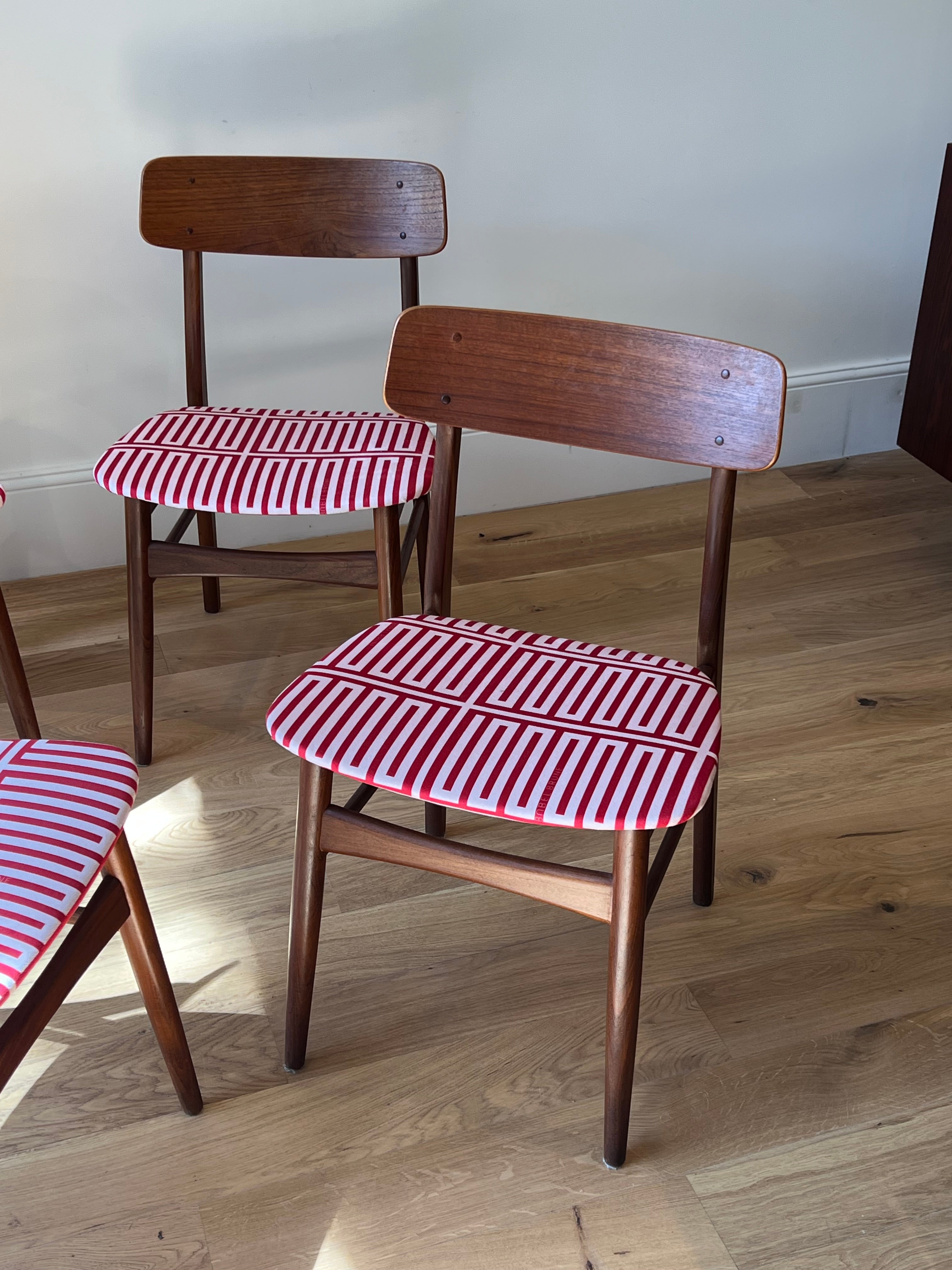 Suite de 4 chaises scandinaves « Willow » – Tissu Babel Brune