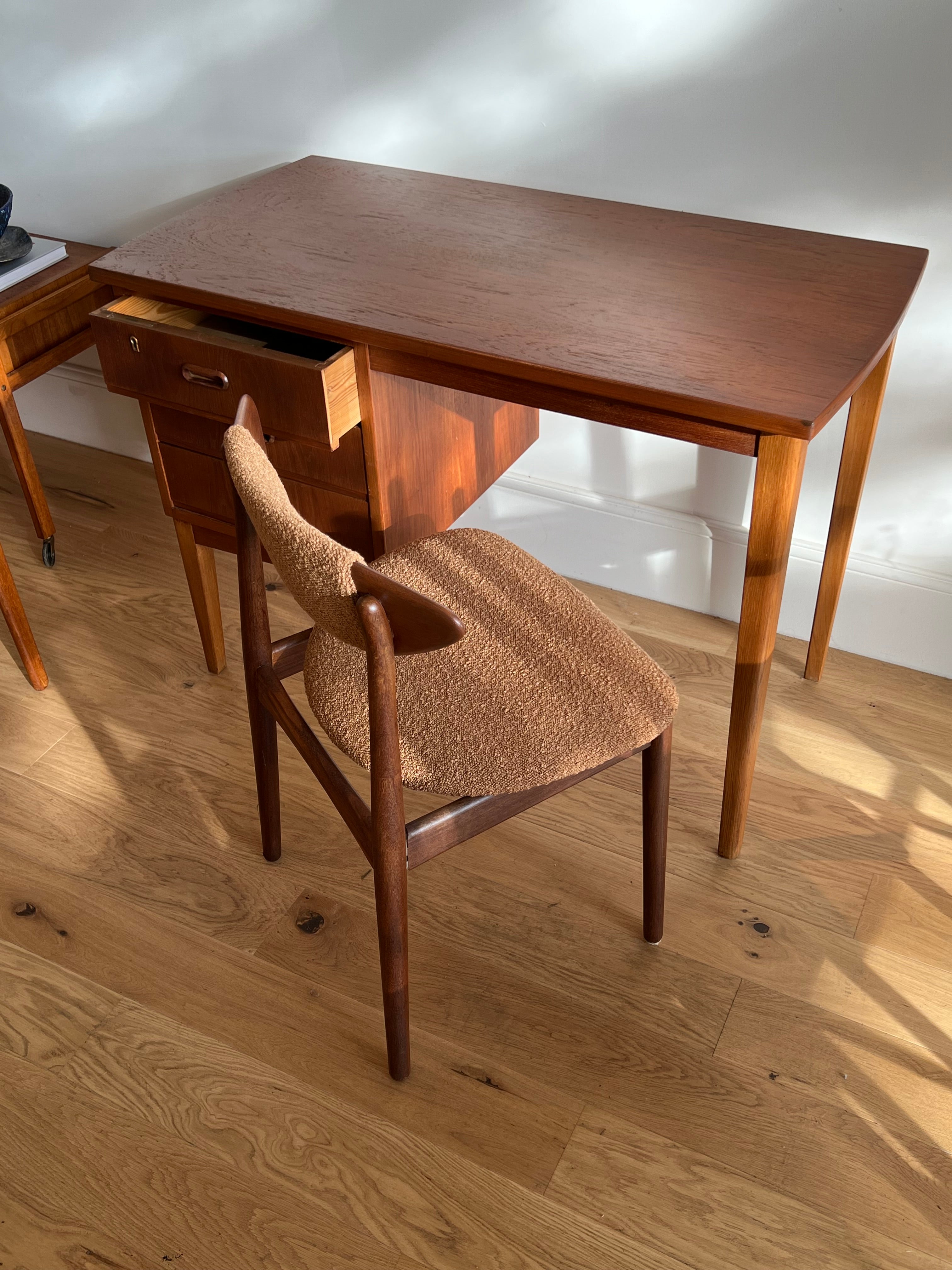 Chaise scandinave vintage en bouclette terracotta « Else »