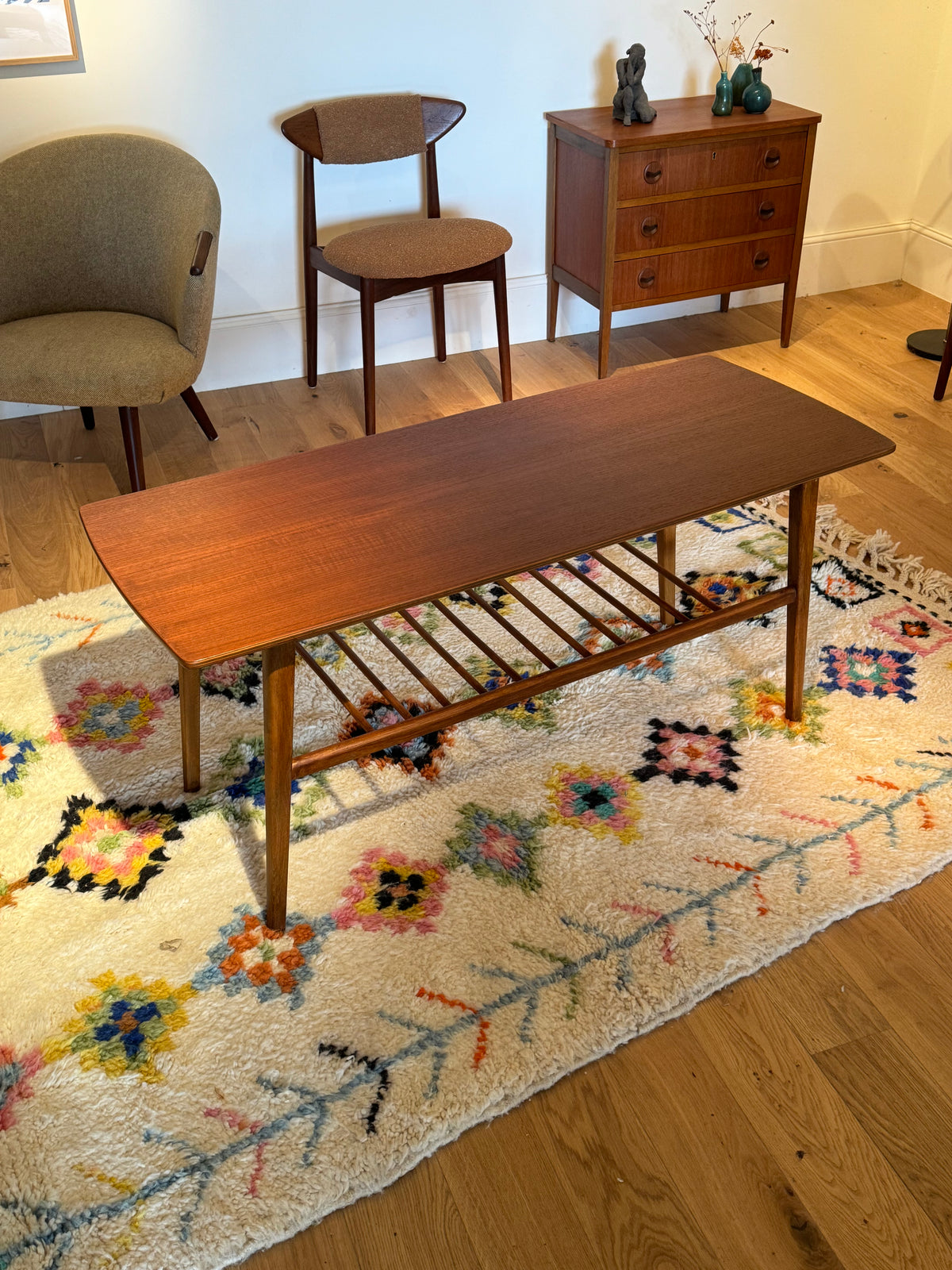 Table basse scandinave vintage en teck avec étagère "Ingrid"