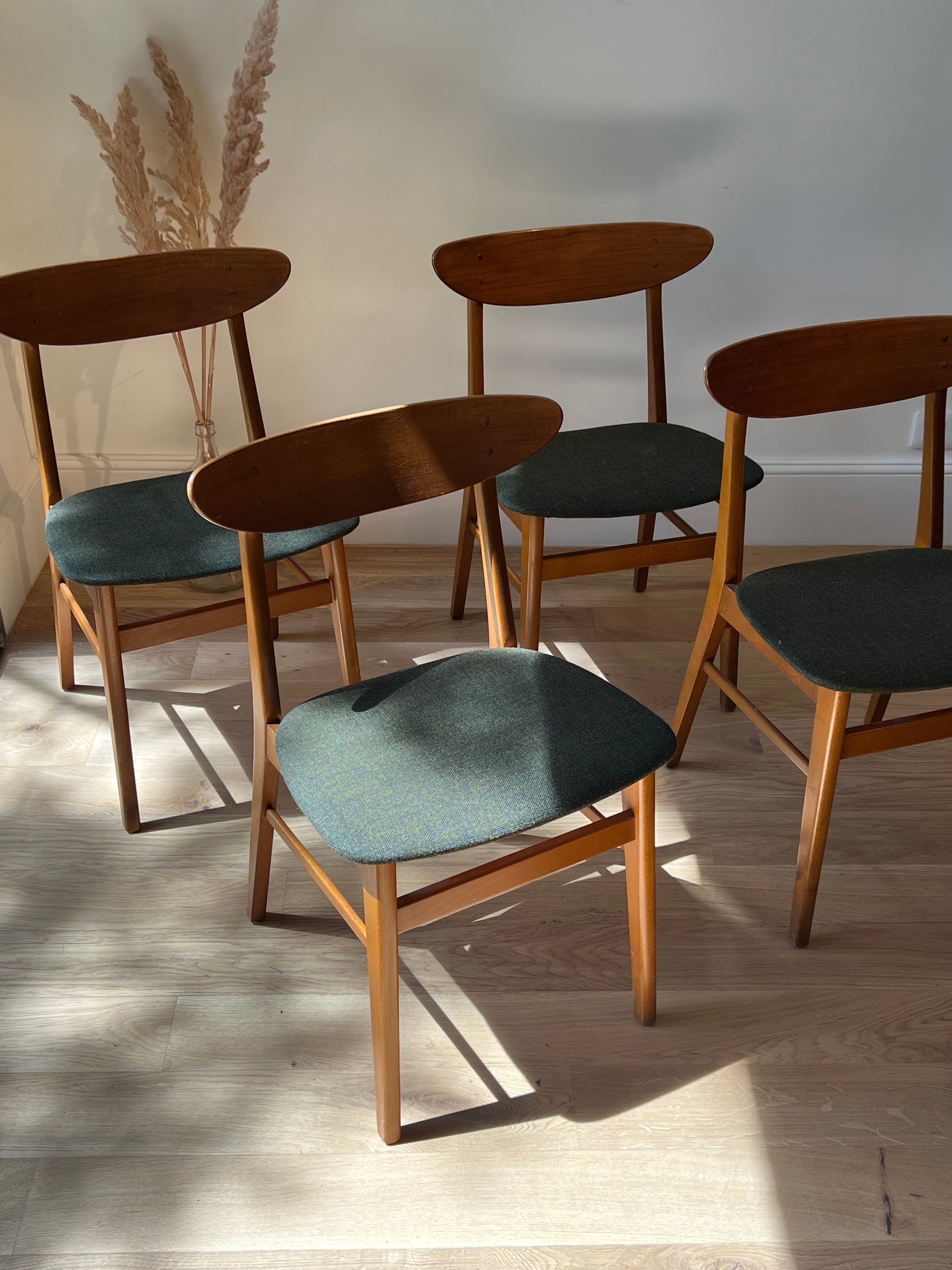 Suite de 4 chaises Frastrup 210 "Alma" en lainage vert d'origine