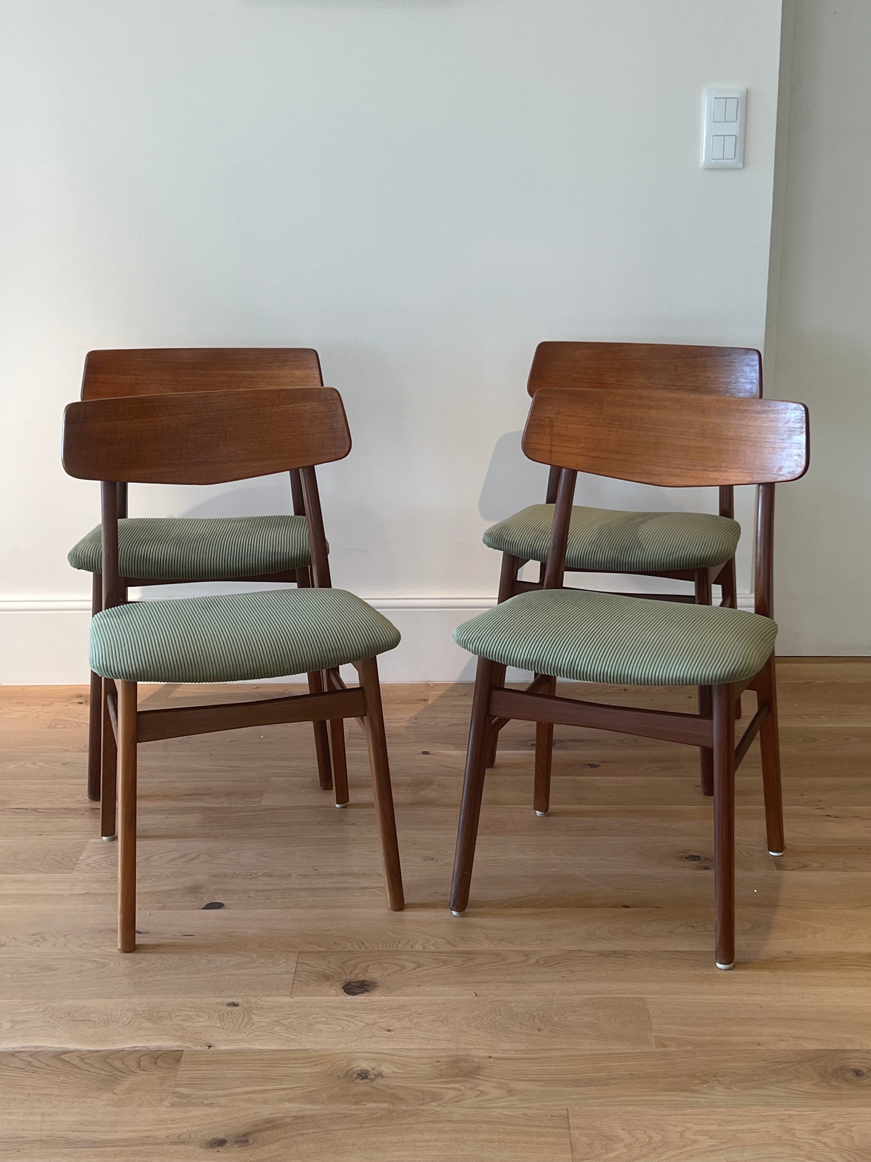Suite de 4 chaises scandinaves en teck – Modèle « Kristin » – Années 60