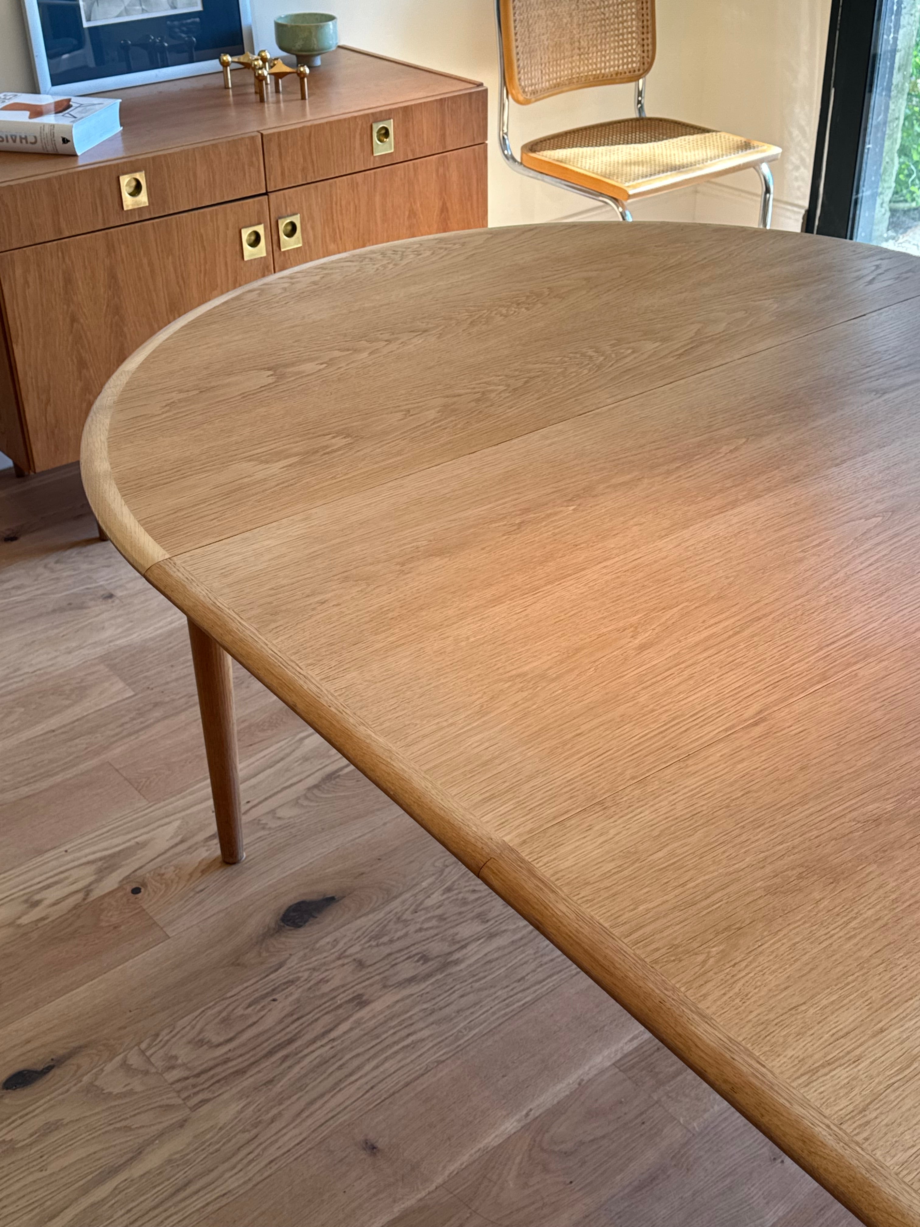 Table de salle à manger ronde en chêne clair "Ella"