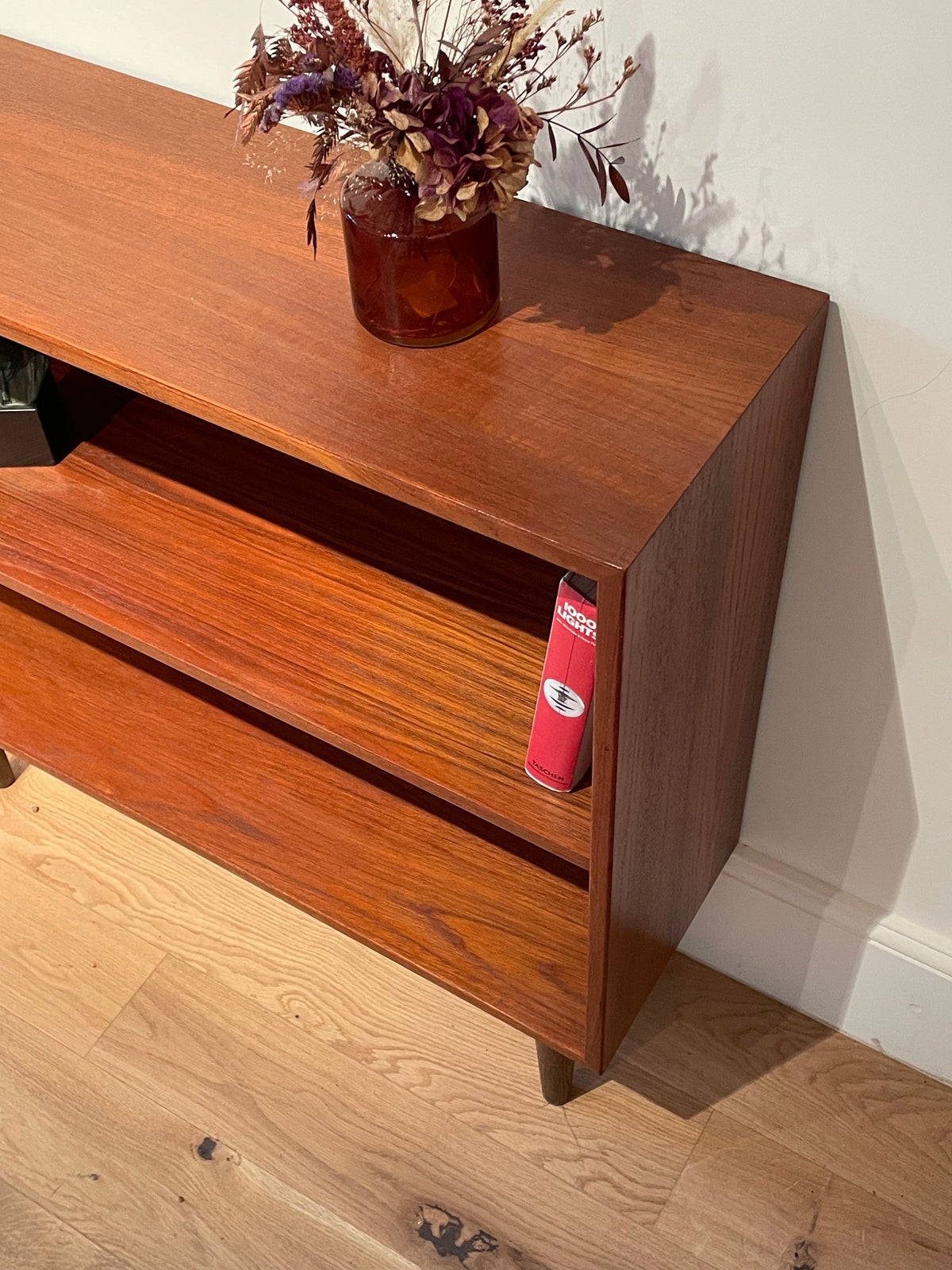 Bibliothèque basse scandinave vintage en teck « Sigrid »