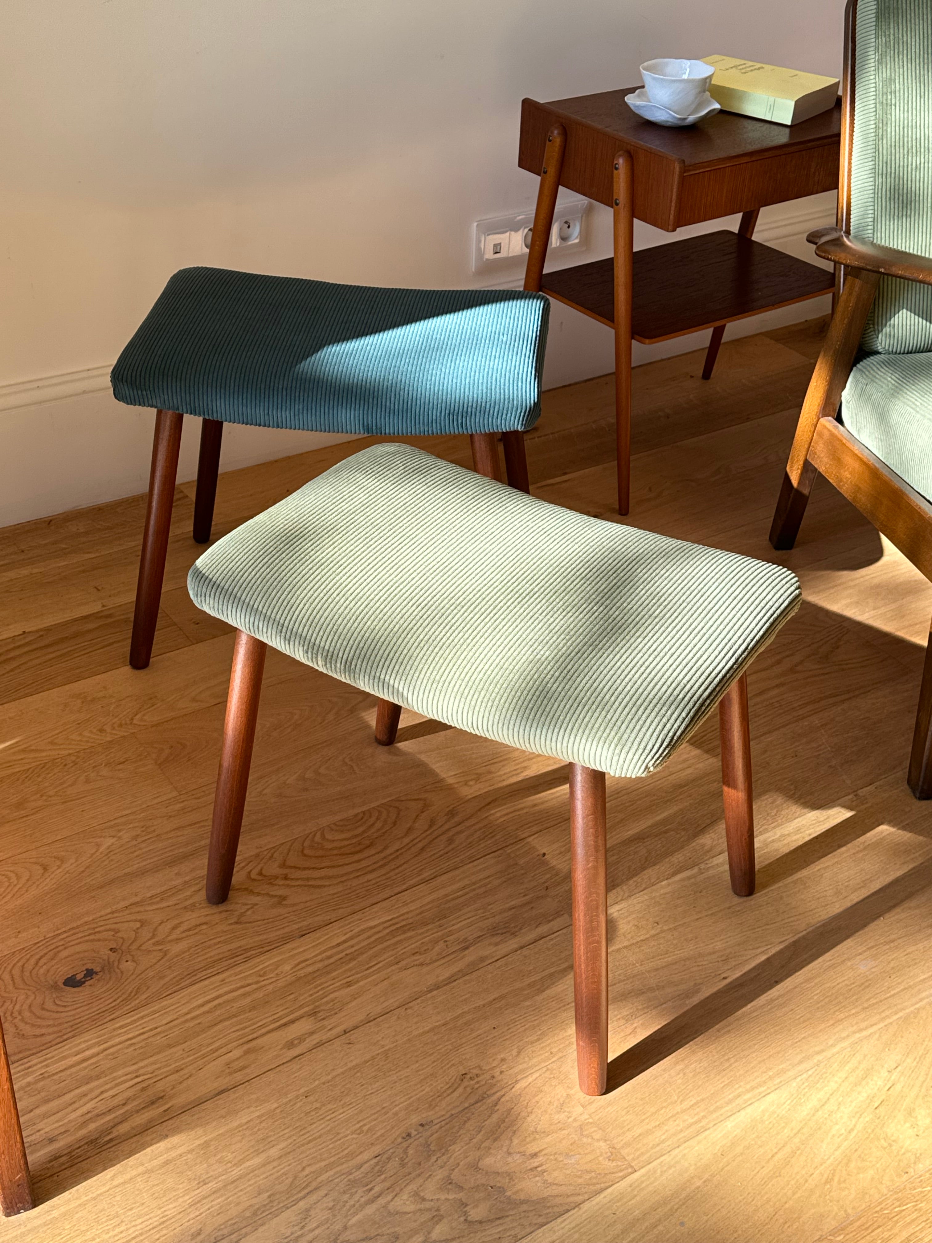 Repose-pied scandinave vintage en velours petites côtes vert