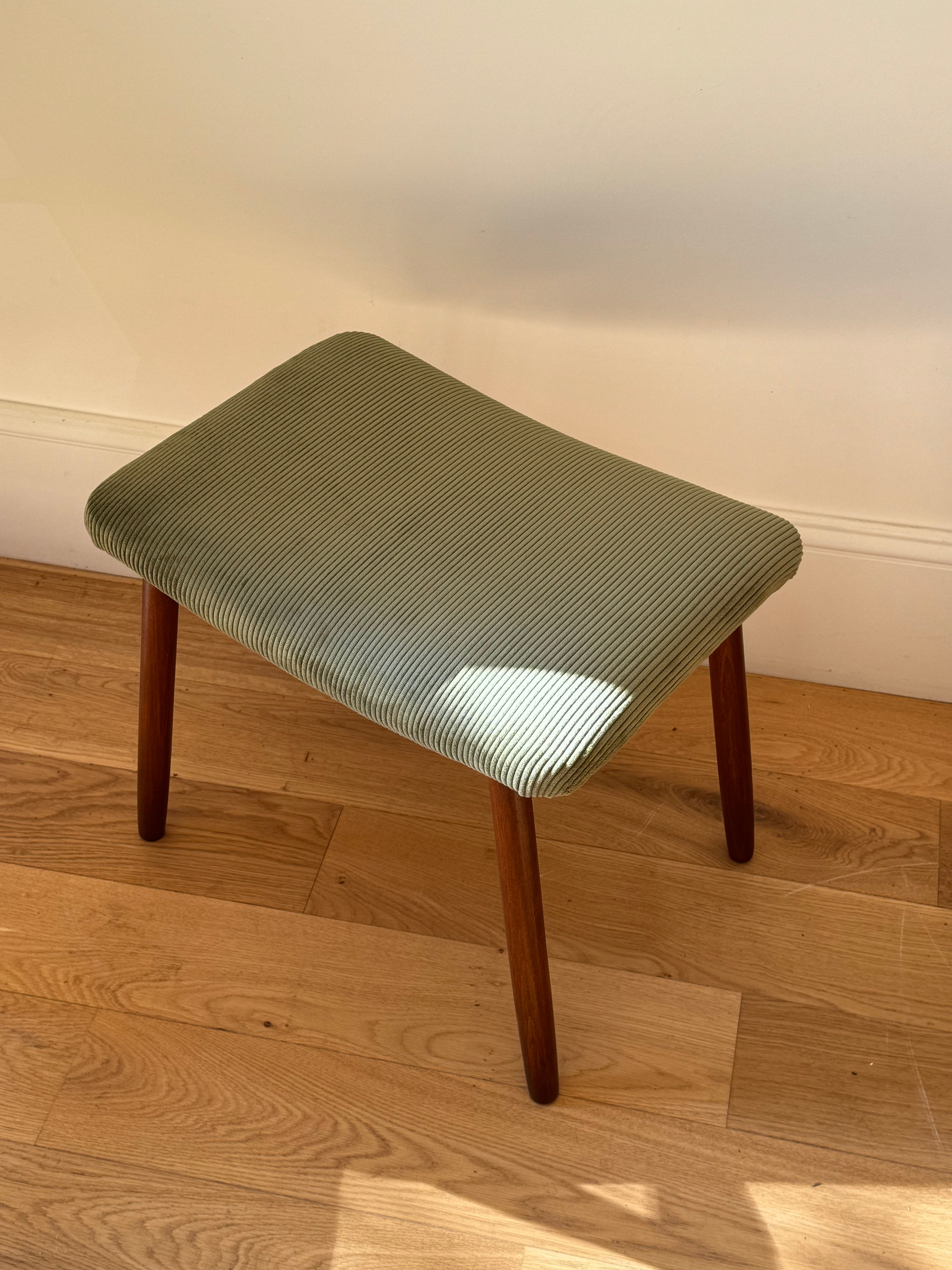 Repose-pied scandinave vintage en velours petites côtes vert