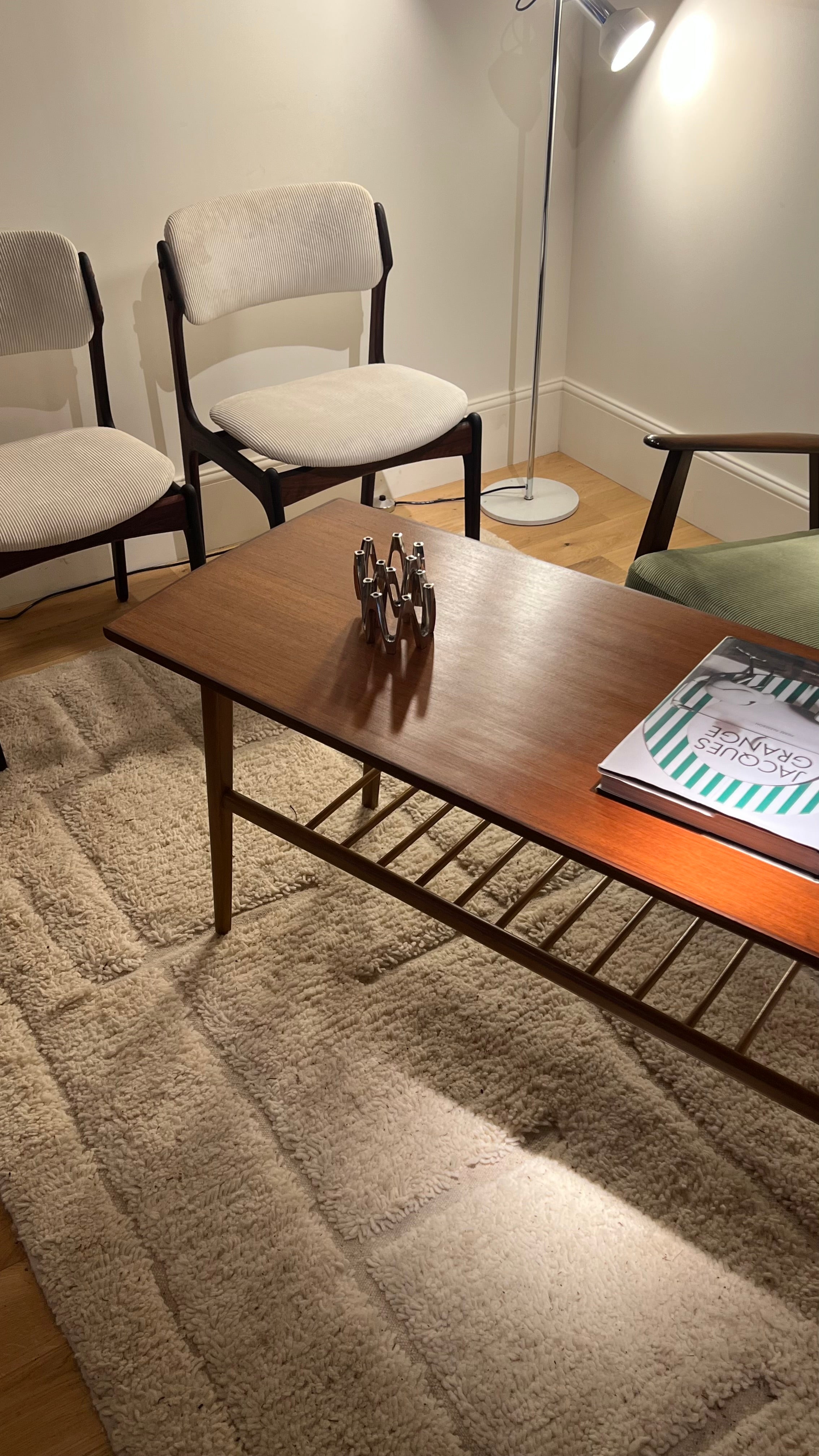 Table basse scandinave vintage en teck avec étagère "Ingrid"