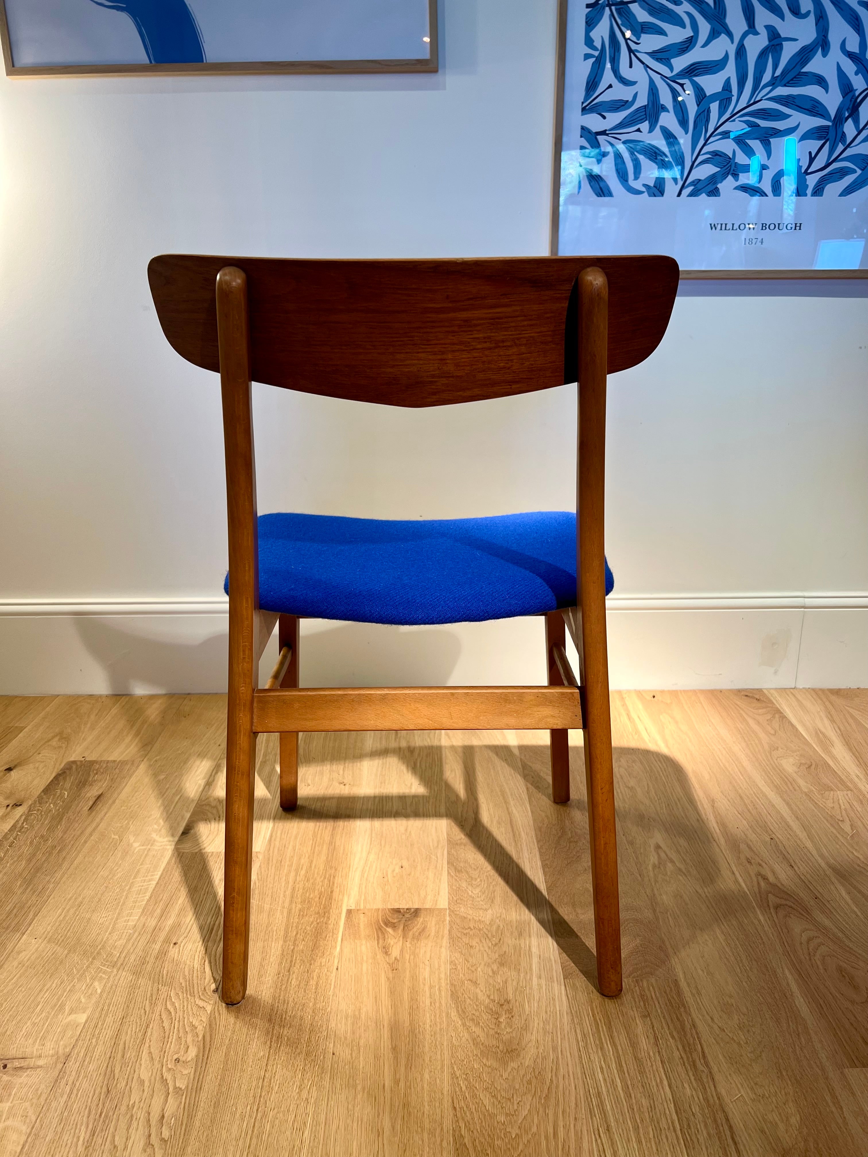 Suite de 6 chaises scandinaves vintage Greta en lainage bleu éléctrique