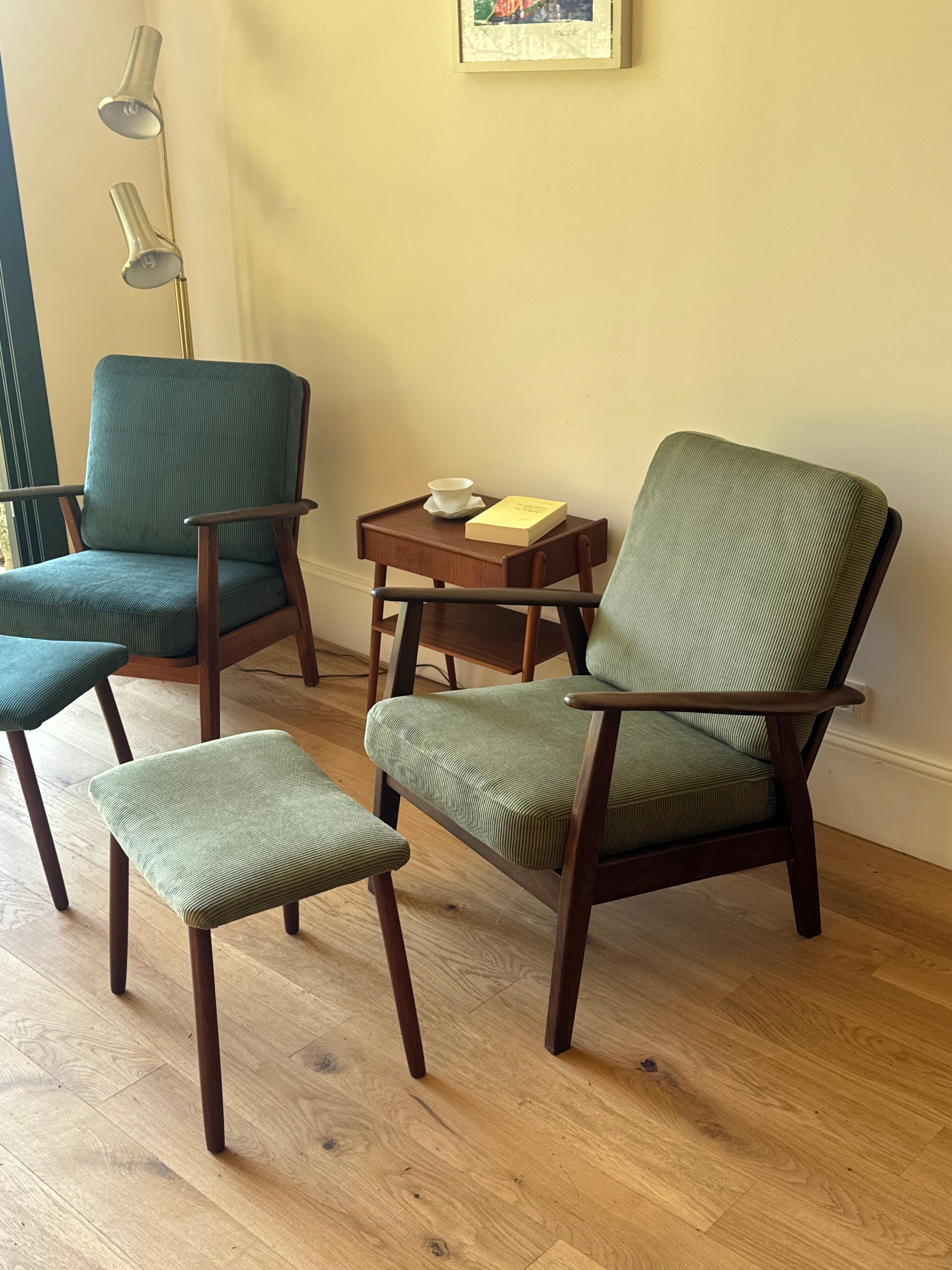 Fauteuil scandinave vintage en teck et velours petites côtes vert – "Alrik"