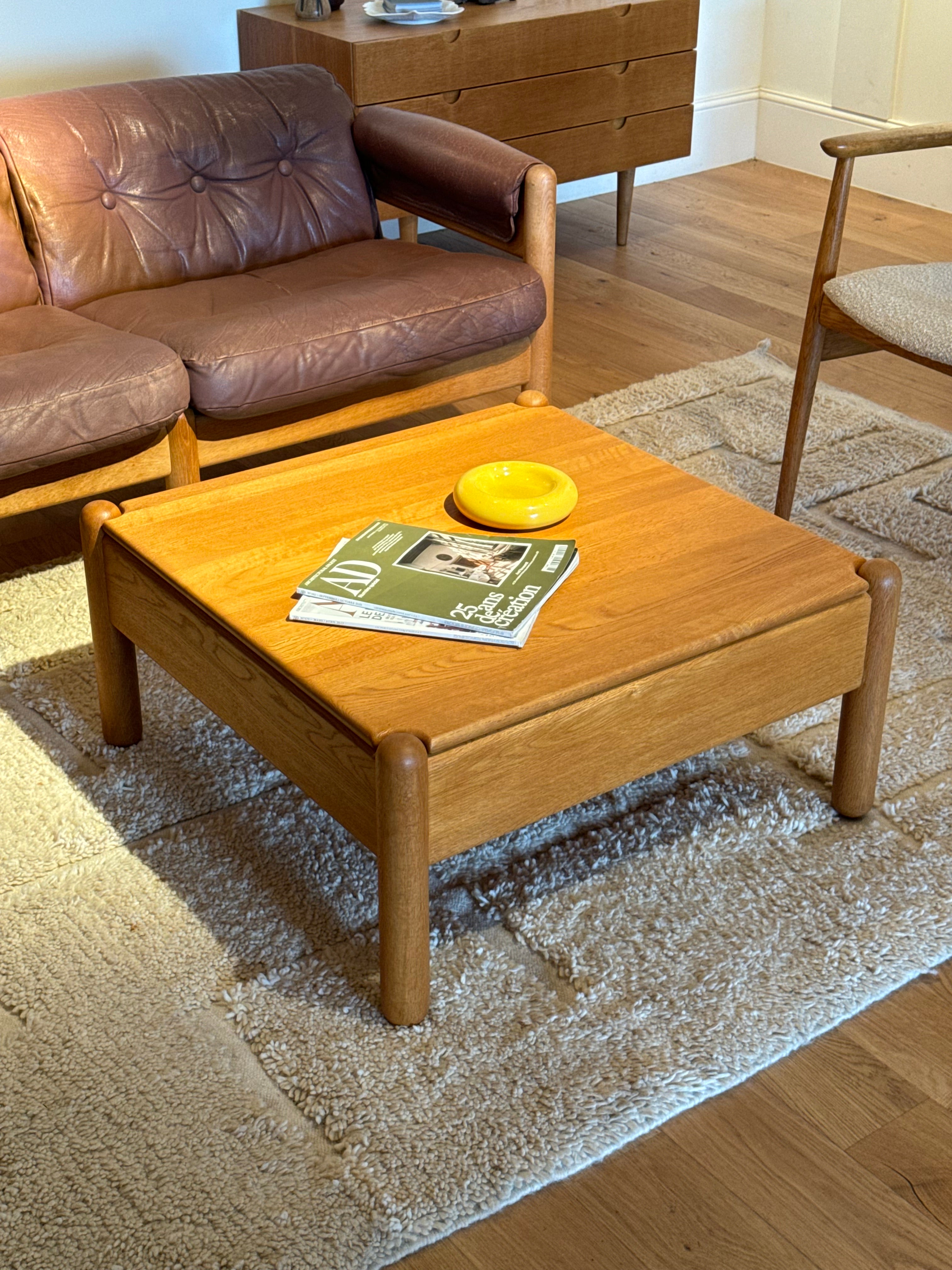 Canapé scandinave vintage en cuir et chêne doré Illum Wilkelsø