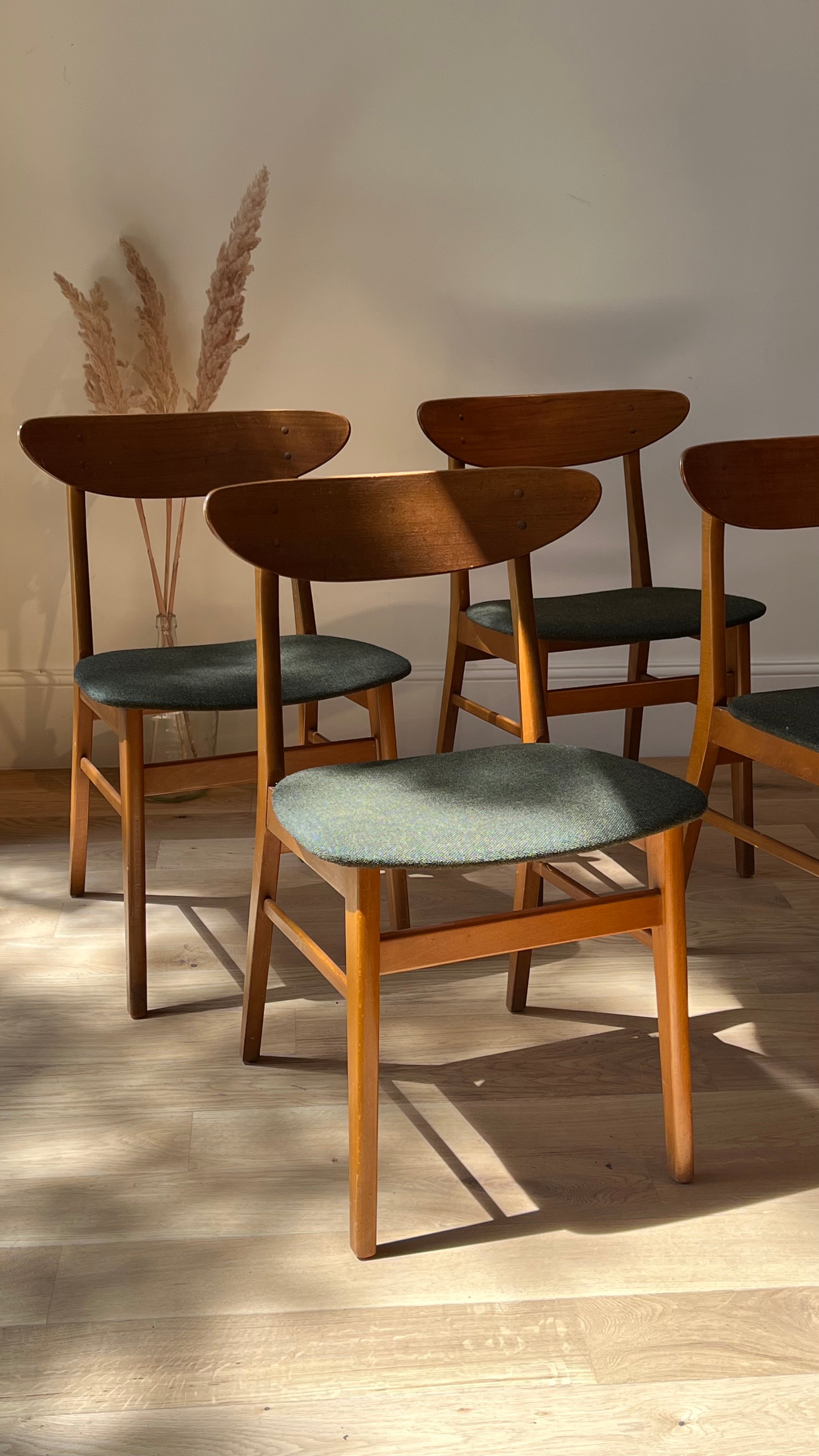 Suite de 4 chaises Frastrup 210 "Alma" en lainage vert d'origine