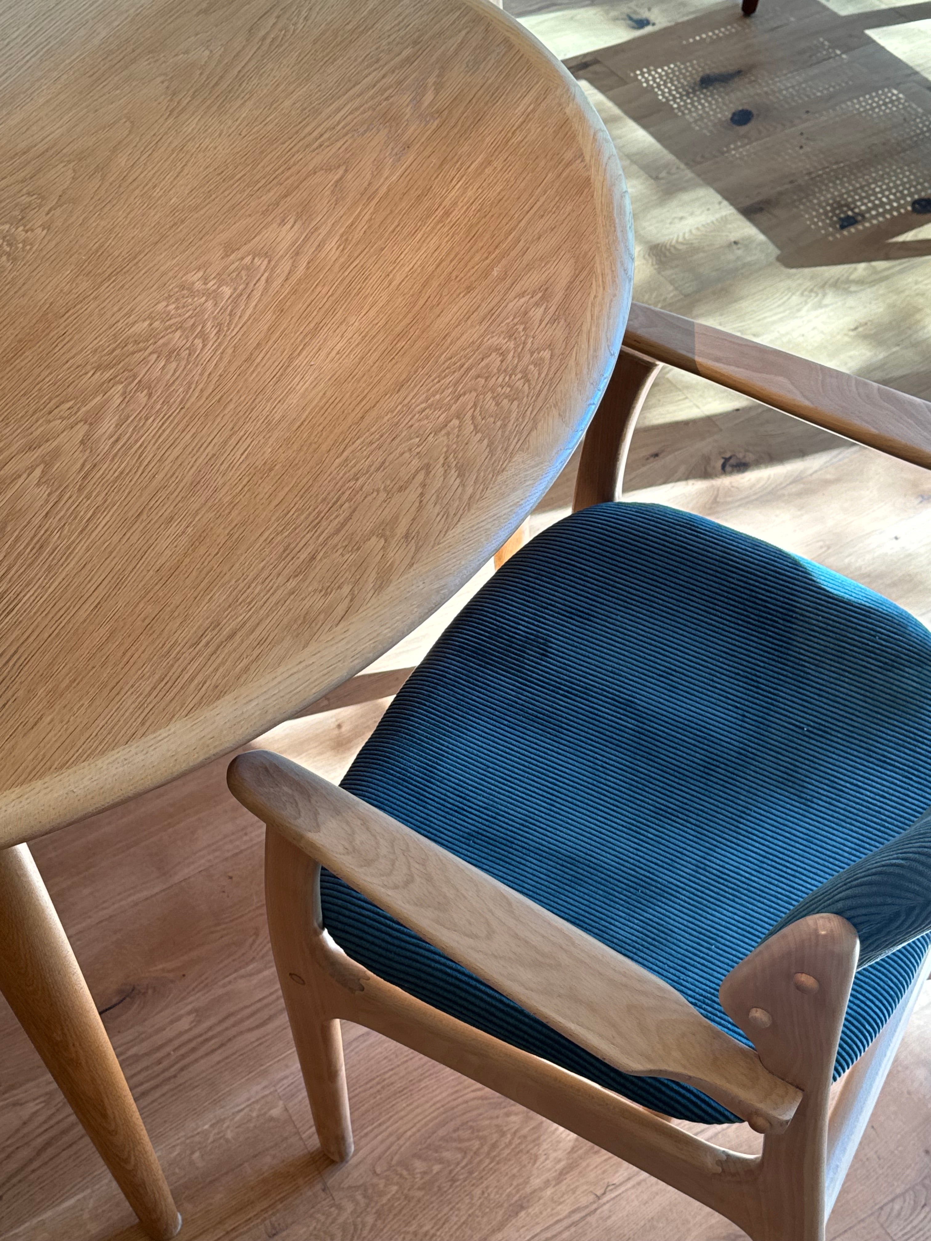 Table de salle à manger ronde en chêne clair "Ella"