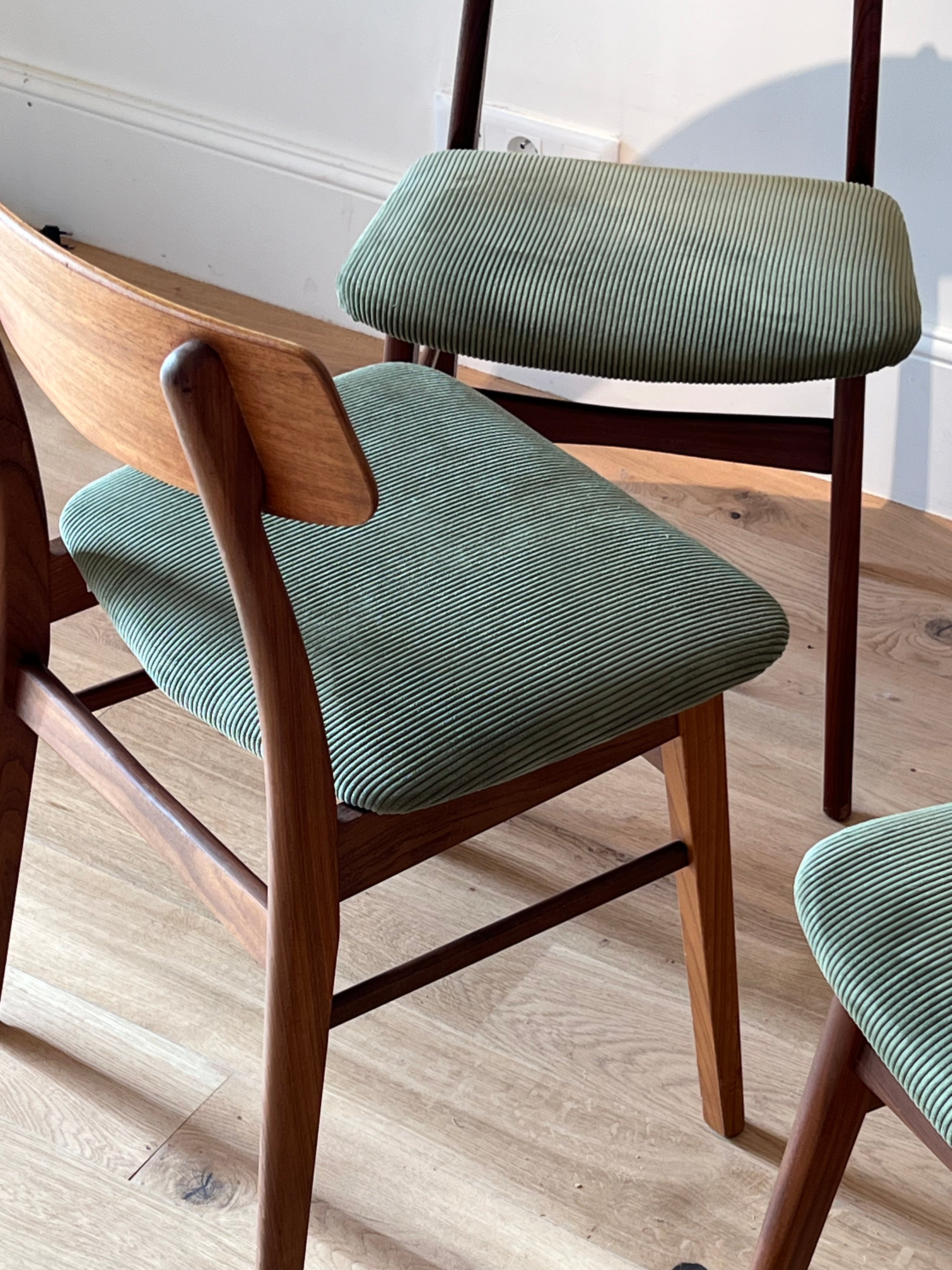Suite de 4 chaises scandinaves en teck – Modèle « Kristin » – Années 60