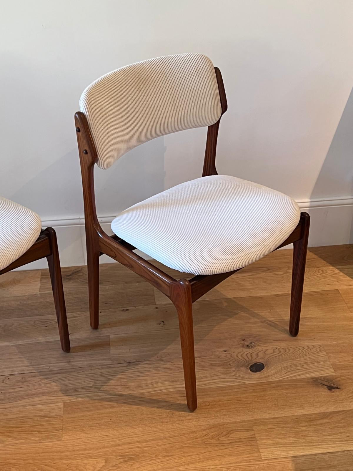 Paire de chaises scandinaves vintage Erik Buch modèle 49 en velours crème