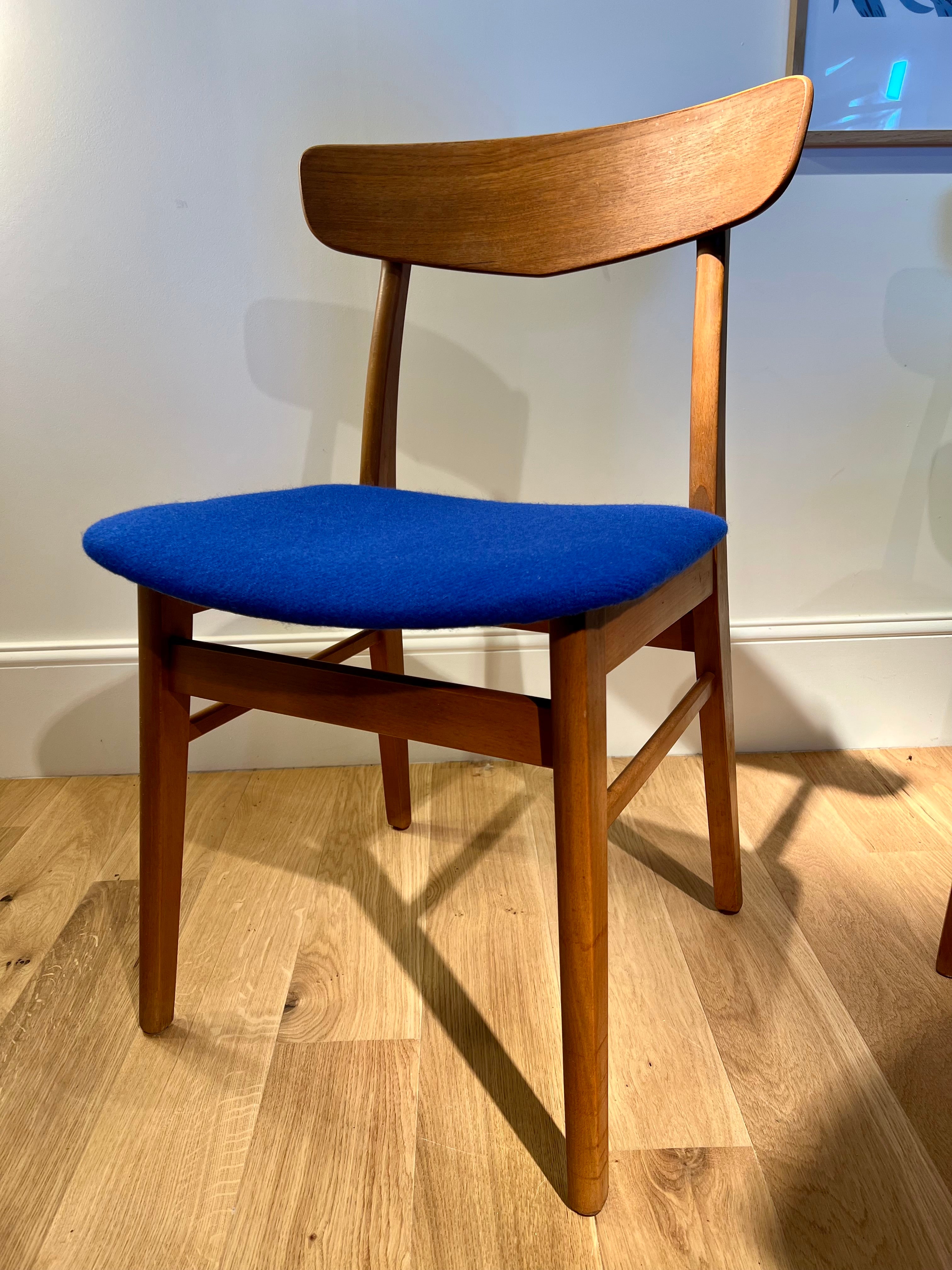 Suite de 6 chaises scandinaves vintage Greta en lainage bleu éléctrique