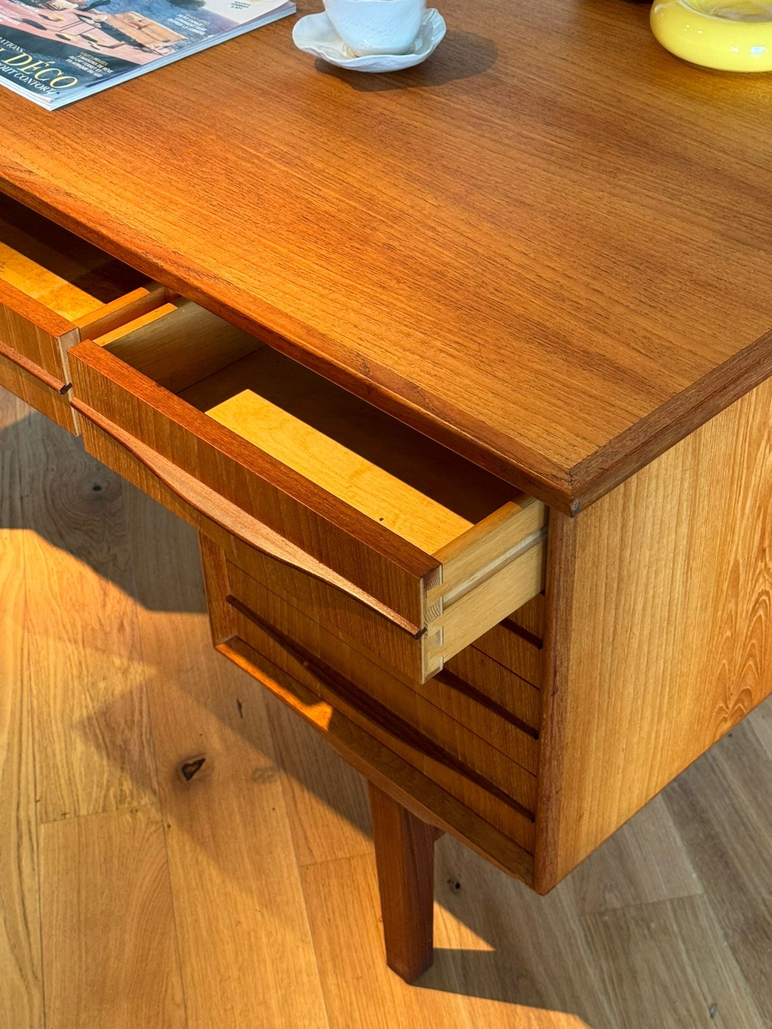 Bureau scandinave vintage en chêne doré "Karl"