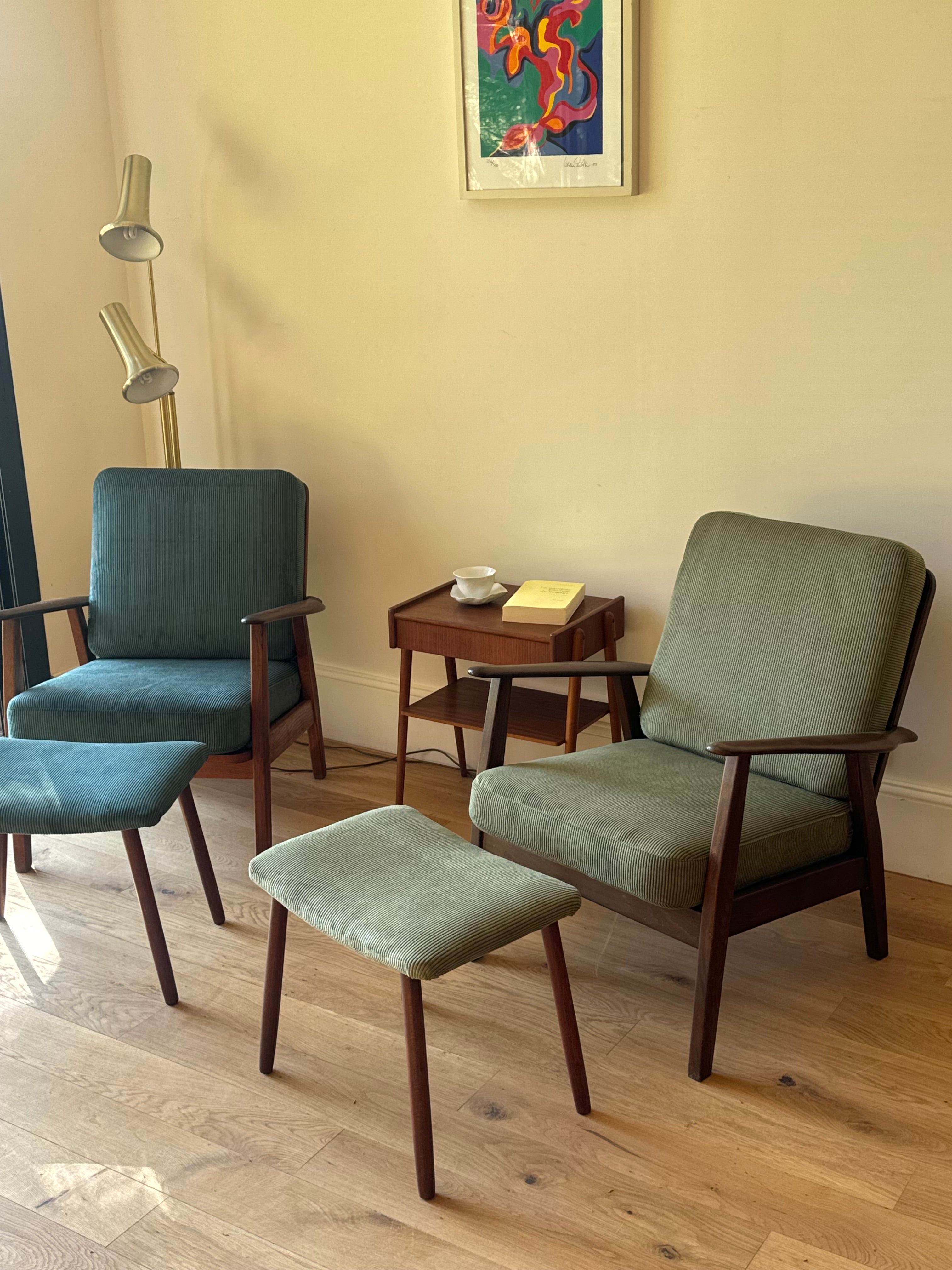 Fauteuil scandinave vintage en teck et velours petites côtes vert – "Alrik"