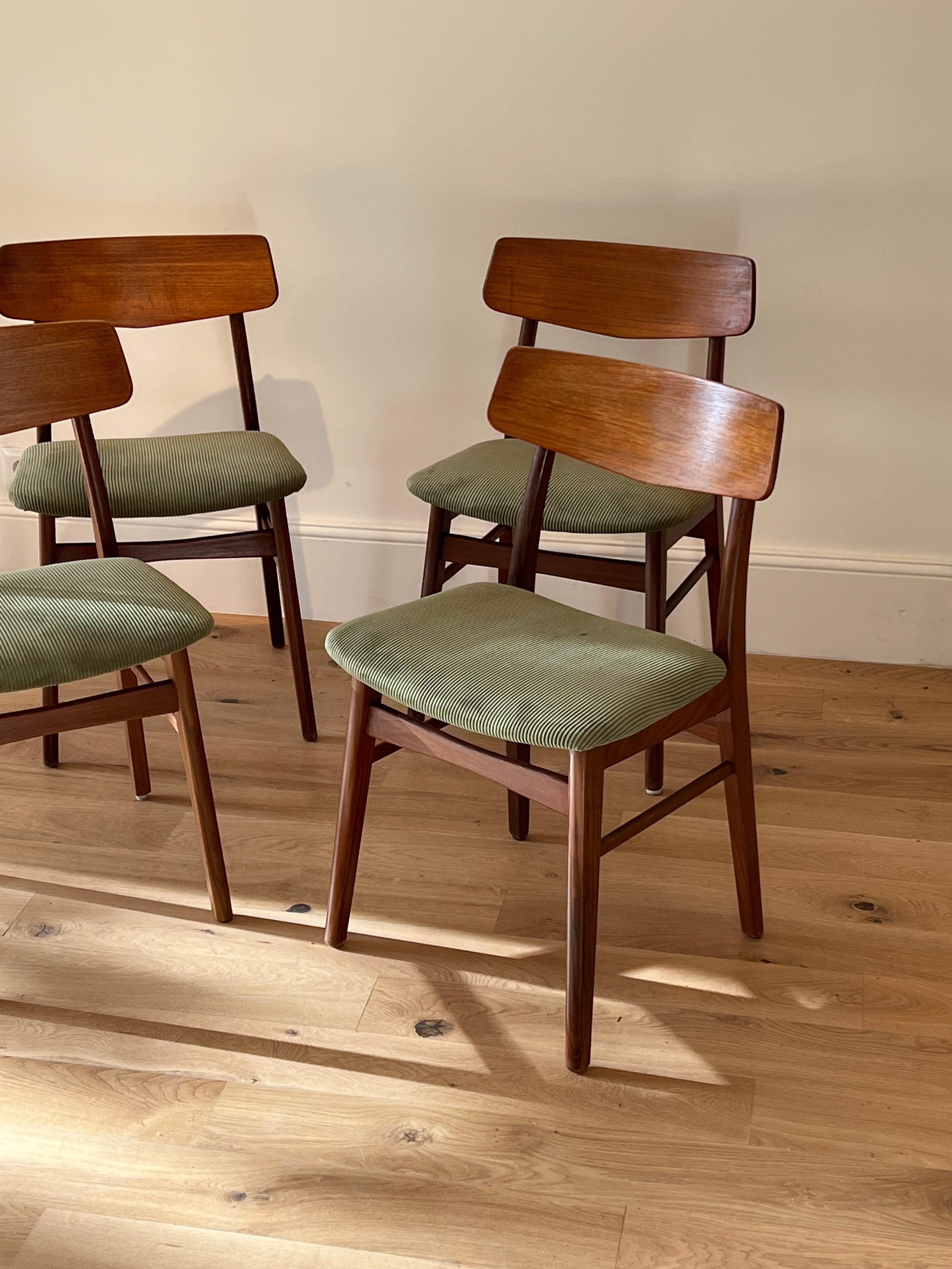 Suite de 4 chaises scandinaves en teck – Modèle « Kristin » – Années 60