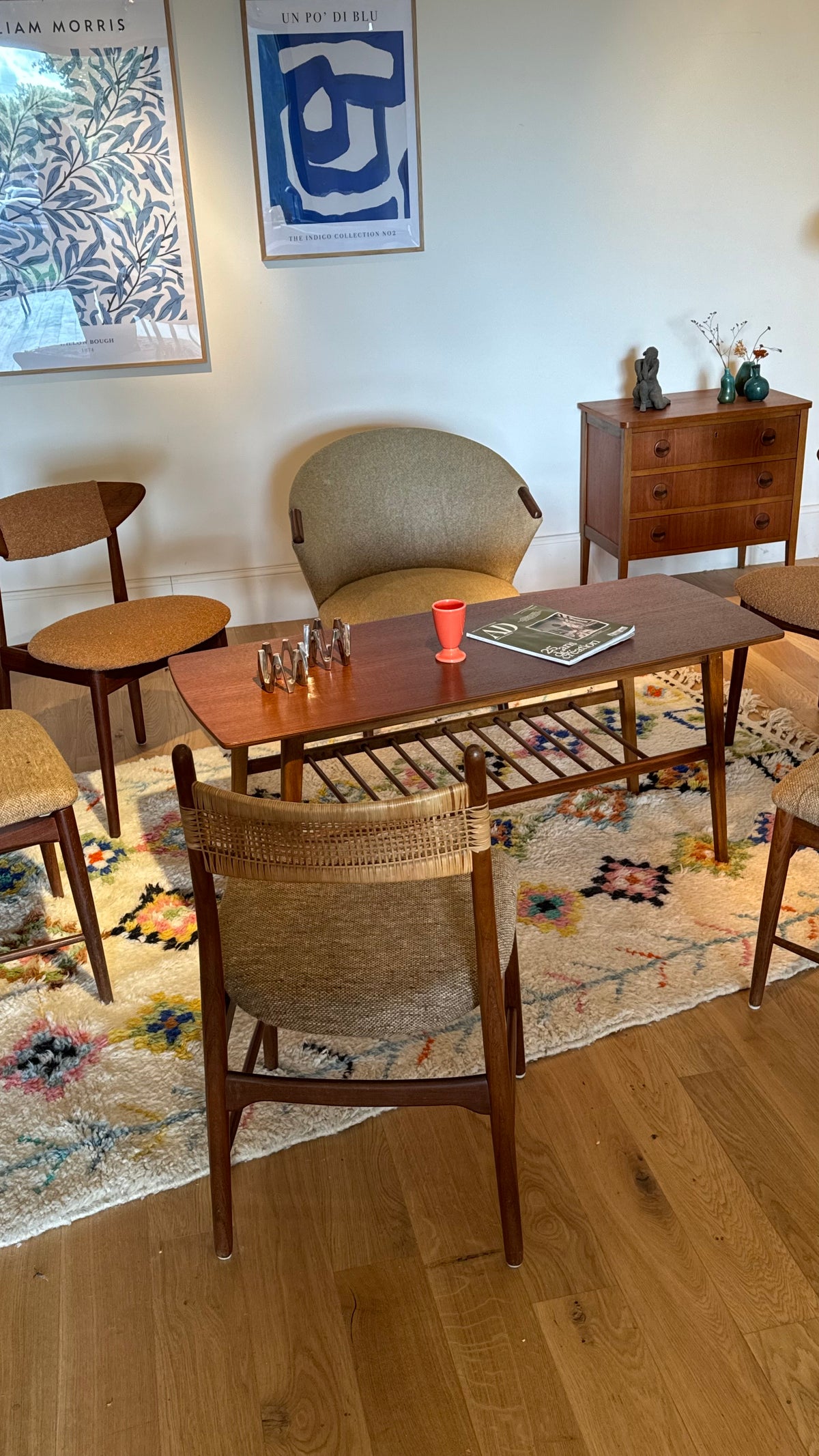 Table basse scandinave vintage en teck avec étagère "Ingrid"