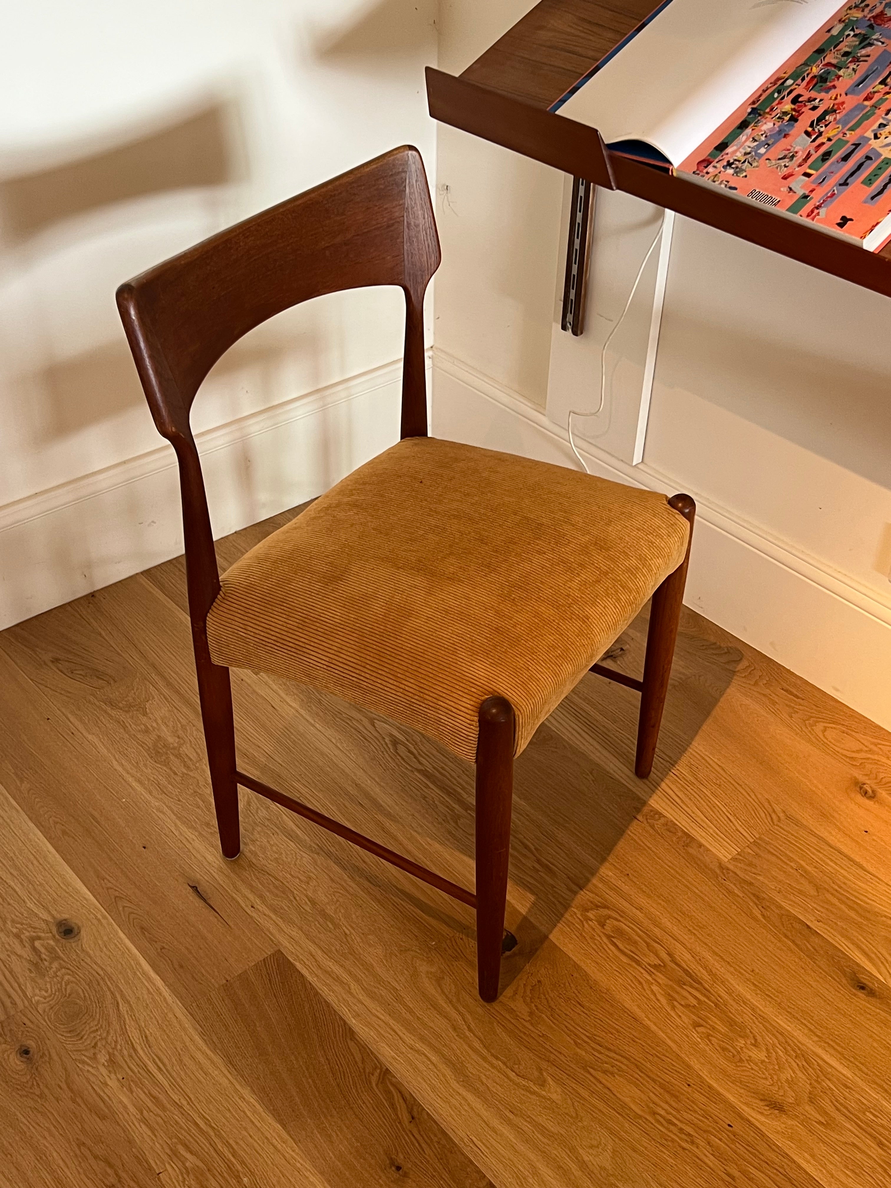 Chaise scandinave en teck « Alfhild » – Velours côtelé miel (disponible en 3 exemplaires)