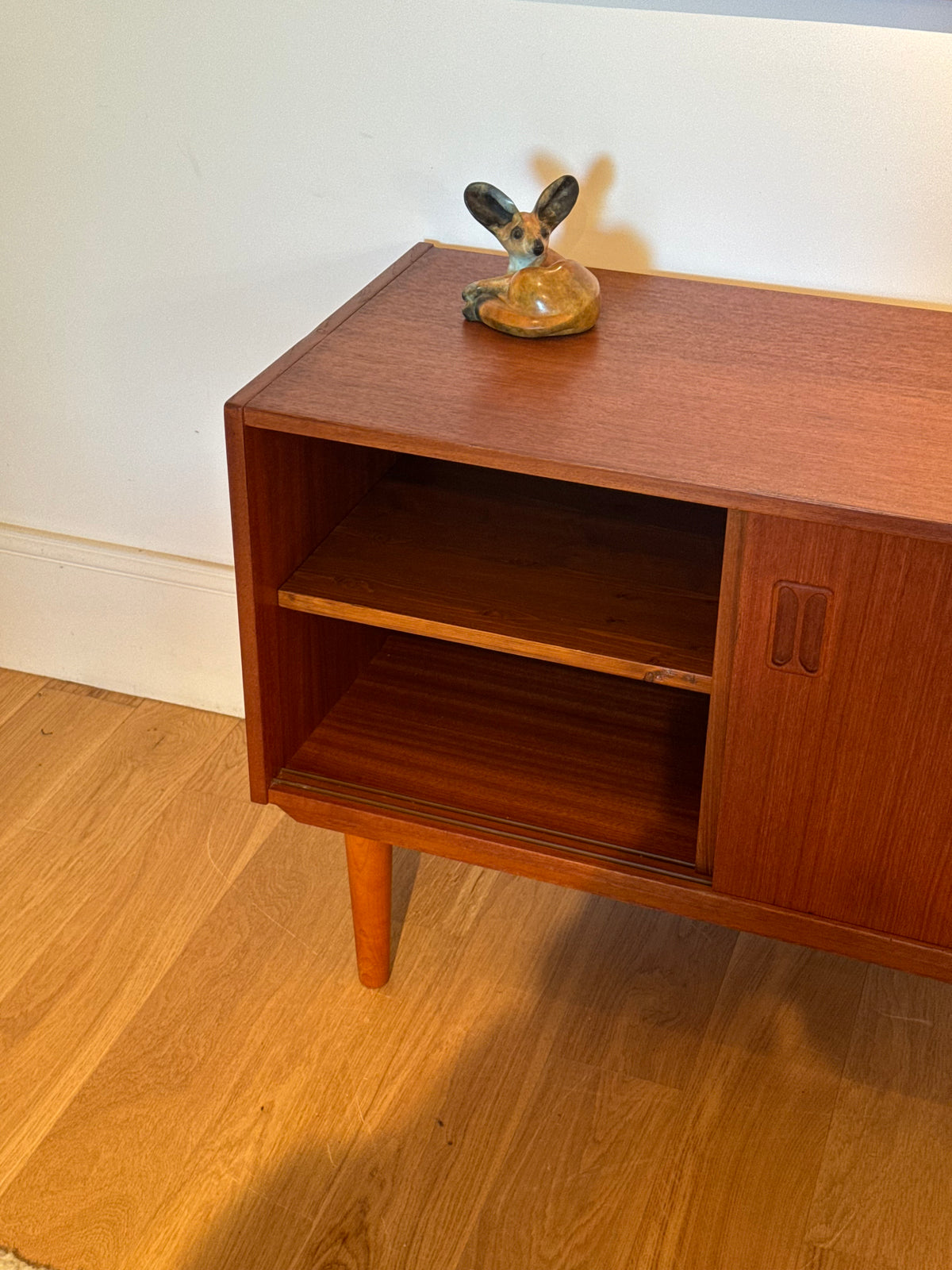 Petit buffet scandinave vintage en teck "Lauge"