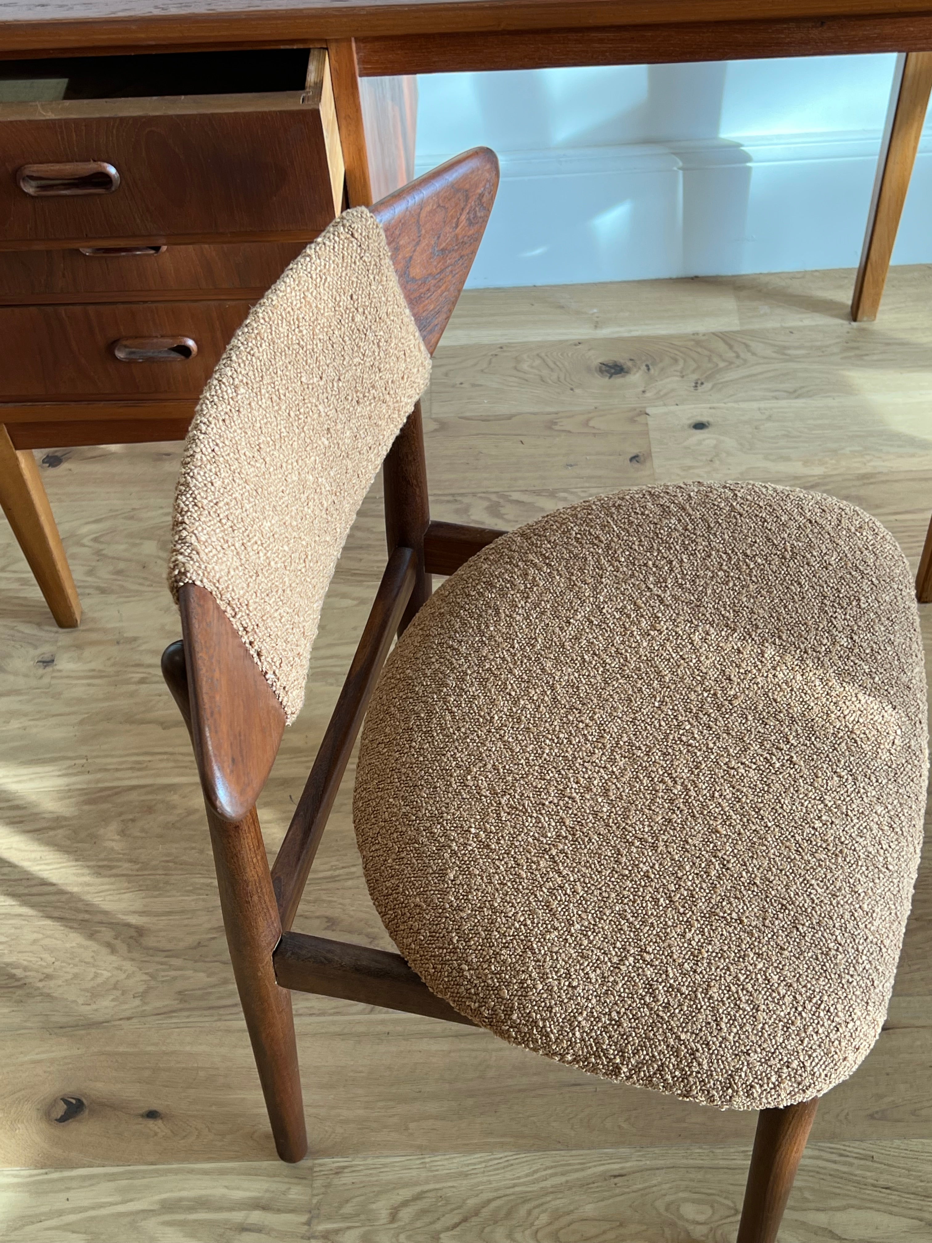 Chaise scandinave vintage en bouclette terracotta « Else »